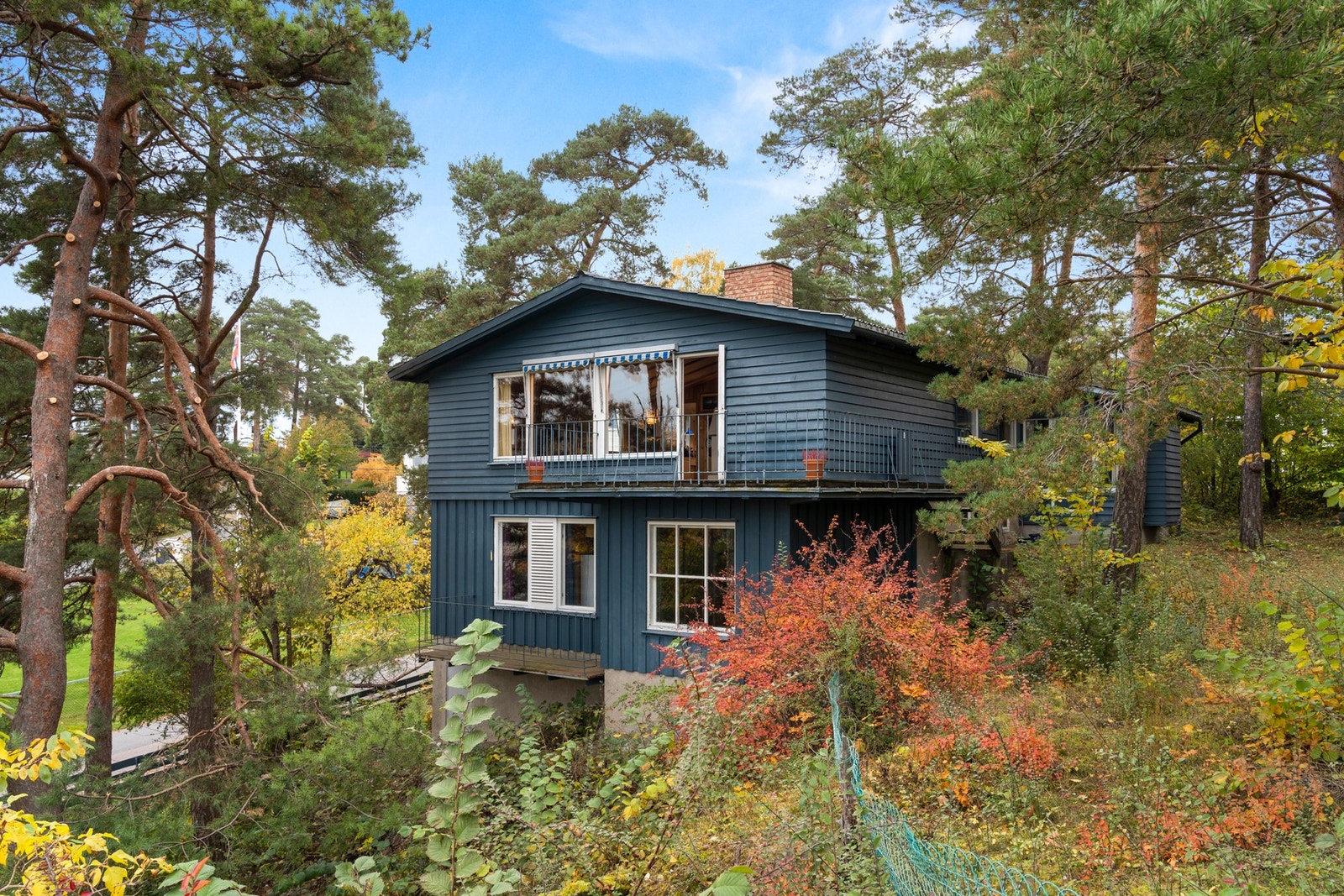 Hel tomannsbolig med svært innholdsrik planløsning over 2 plan med store vinduer i begge etasjene Galleribilde