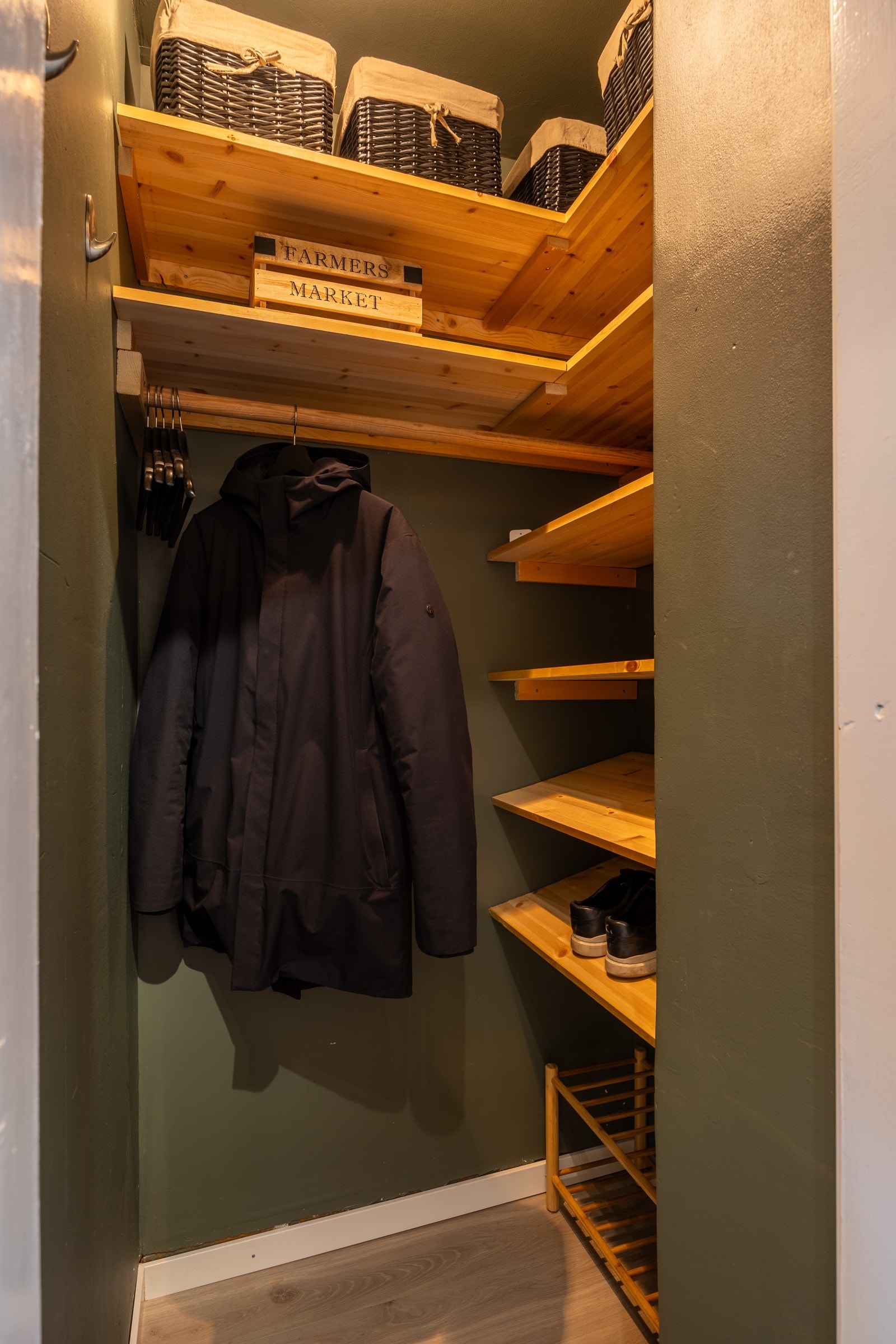 Praktisk innvendig bod, hvor man har gode oppbevaringsmuligheter. Galleribilde