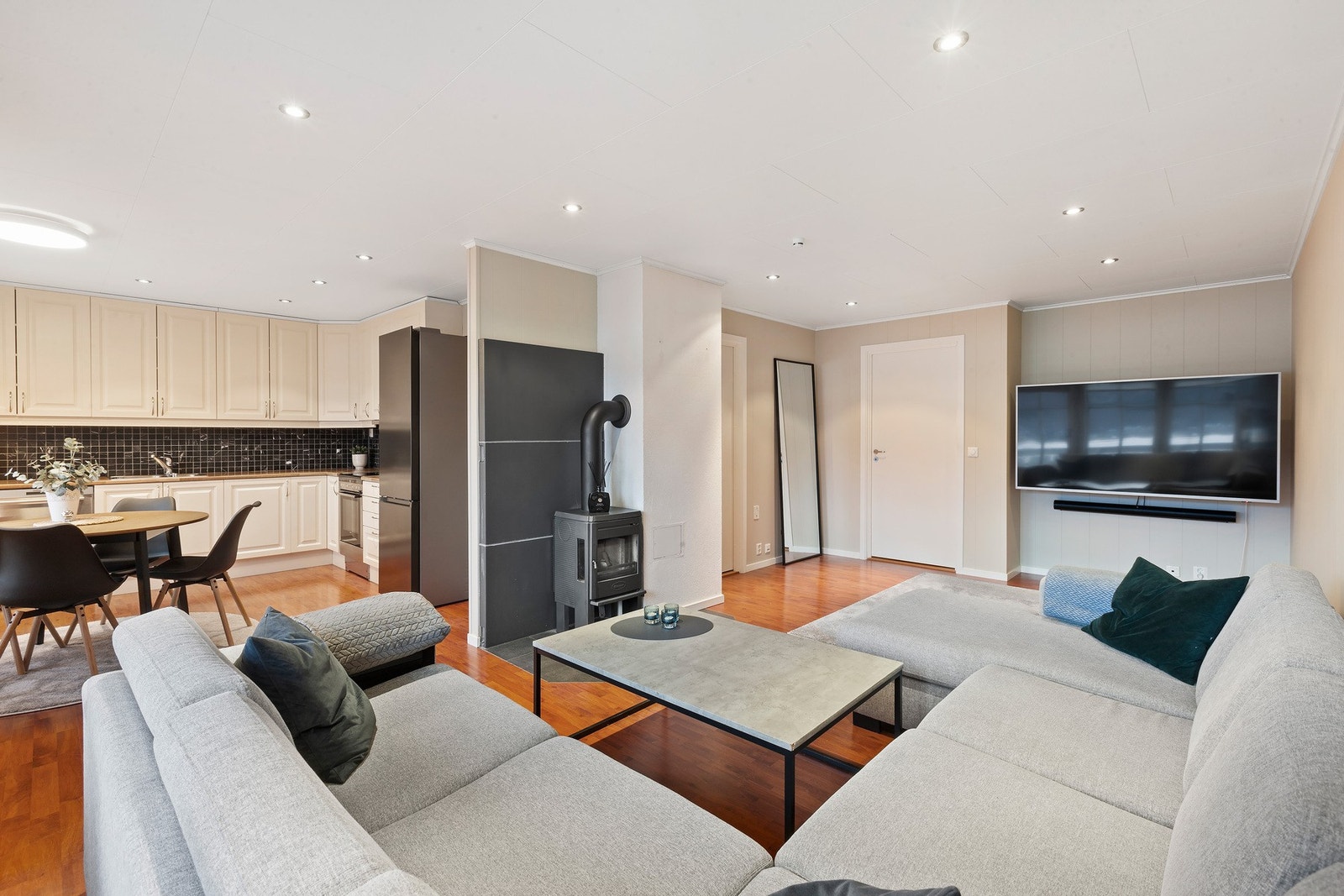 Åpen stue-og kjøkkenløsning gir rommet en mer luftig følelse. Galleribilde