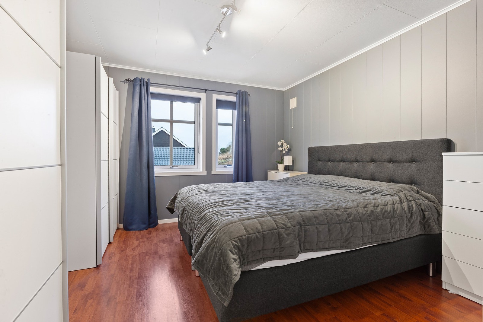 Hovedsoverom utført med praktisk garderobe. Galleribilde