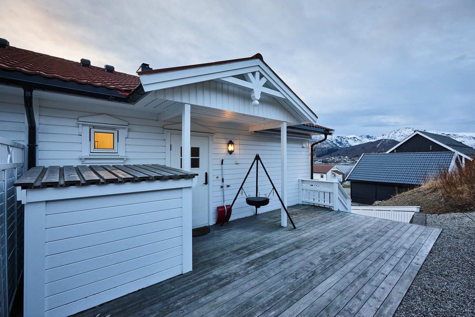 Det er etablert pen platting ved inngangsparti. God plass til sittegruppe. Galleribilde