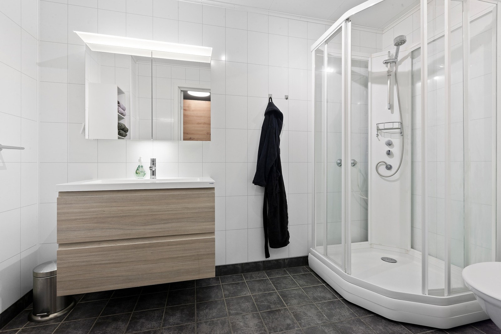 Lekkert bad med behagelig gulvvarme. Galleribilde