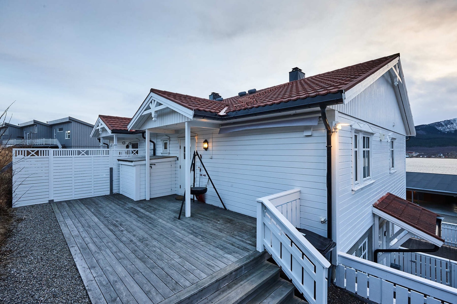 Lun og skjermet platting ved inngangspartiet. Galleribilde