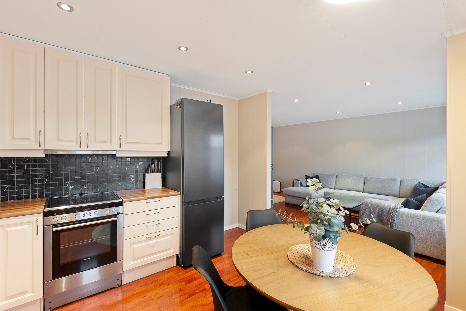 Stue og kjøkken i åpen løsning. Galleribilde