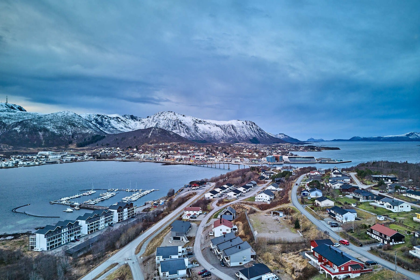 Leiligheten ligger i et etablert boligfelt på Børøya, kun 1,5 kilometer fra Stokmarknes sentrum. Galleribilde