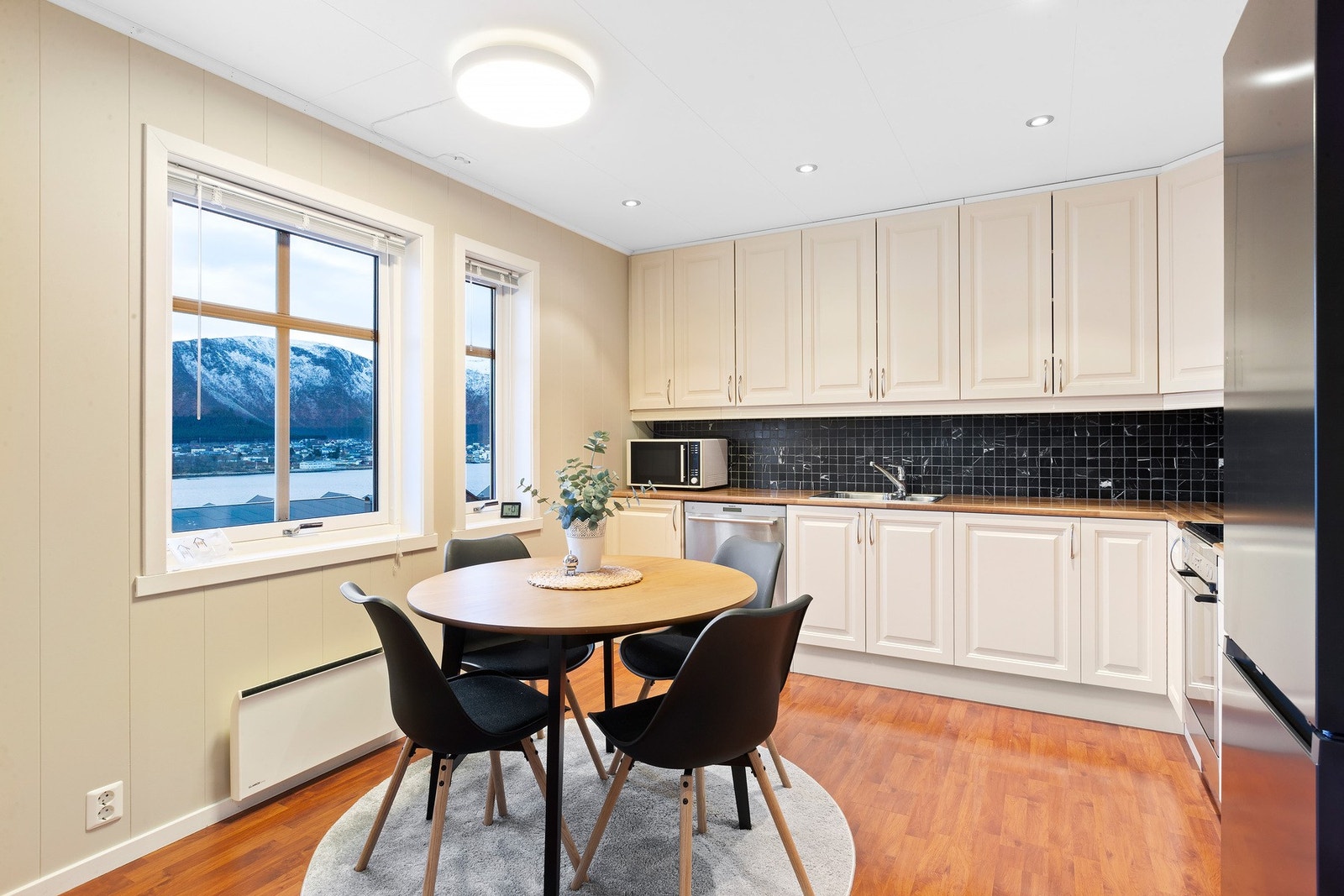 Kjøkken med god skap- og benkeplass. Galleribilde