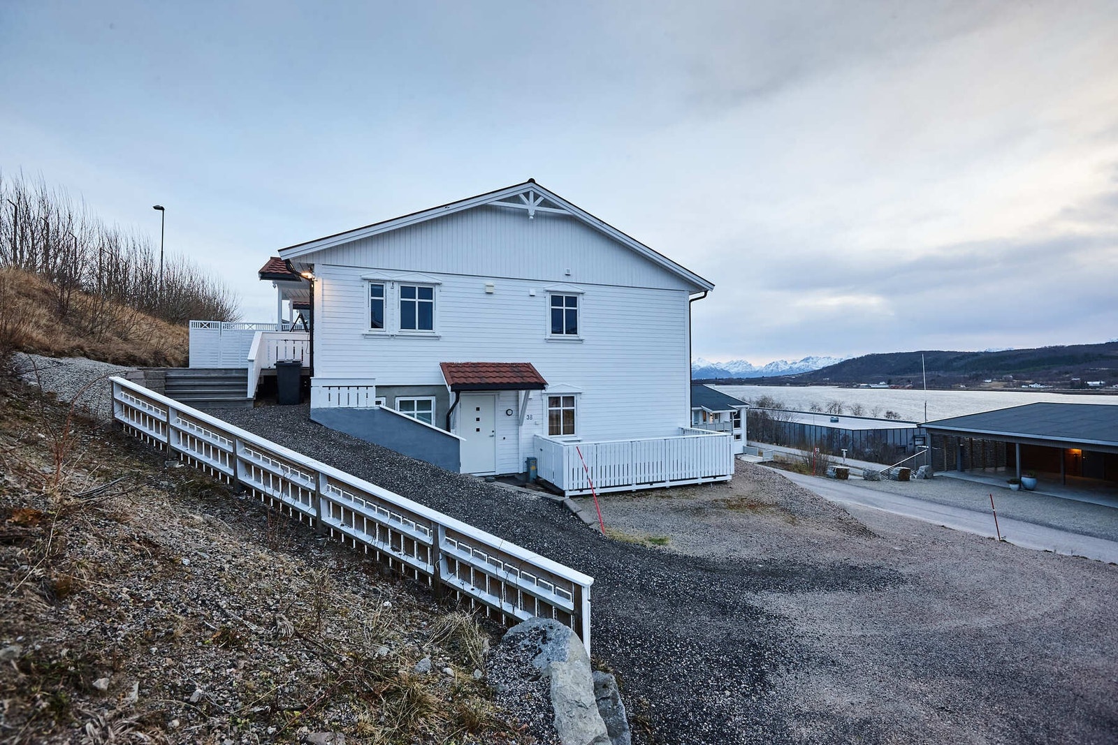 Parkering på gruset gårdsplass. Galleribilde