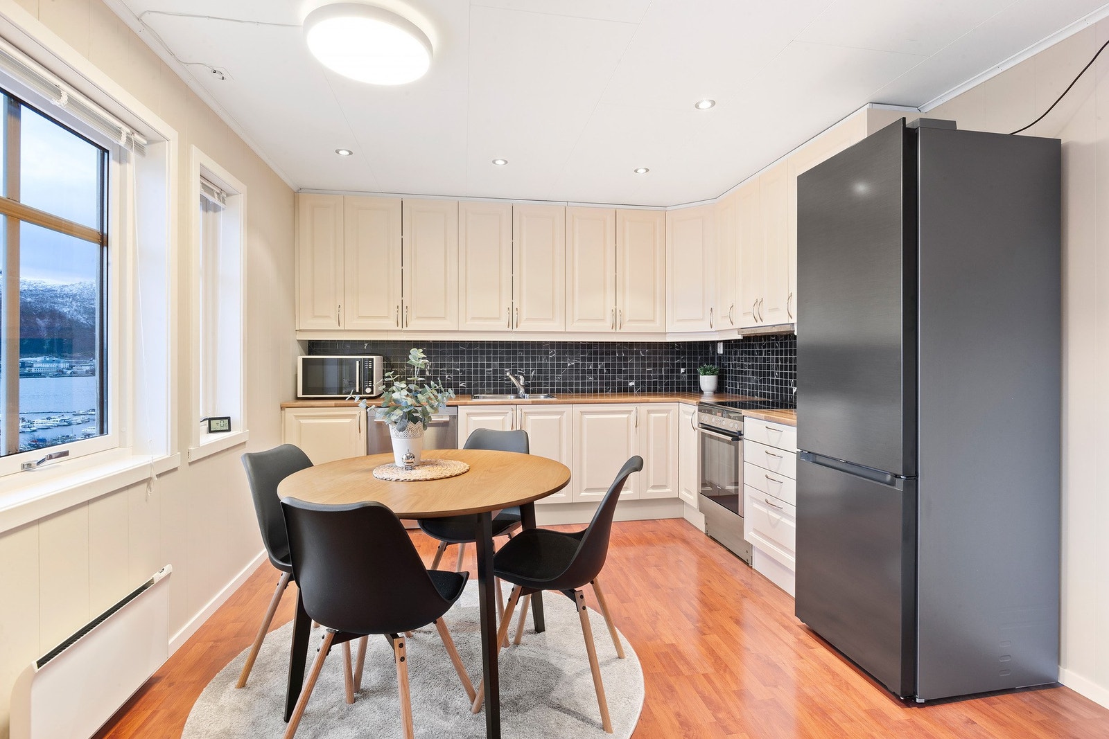 God plass til spisebord i tilknytning til kjøkken. Galleribilde