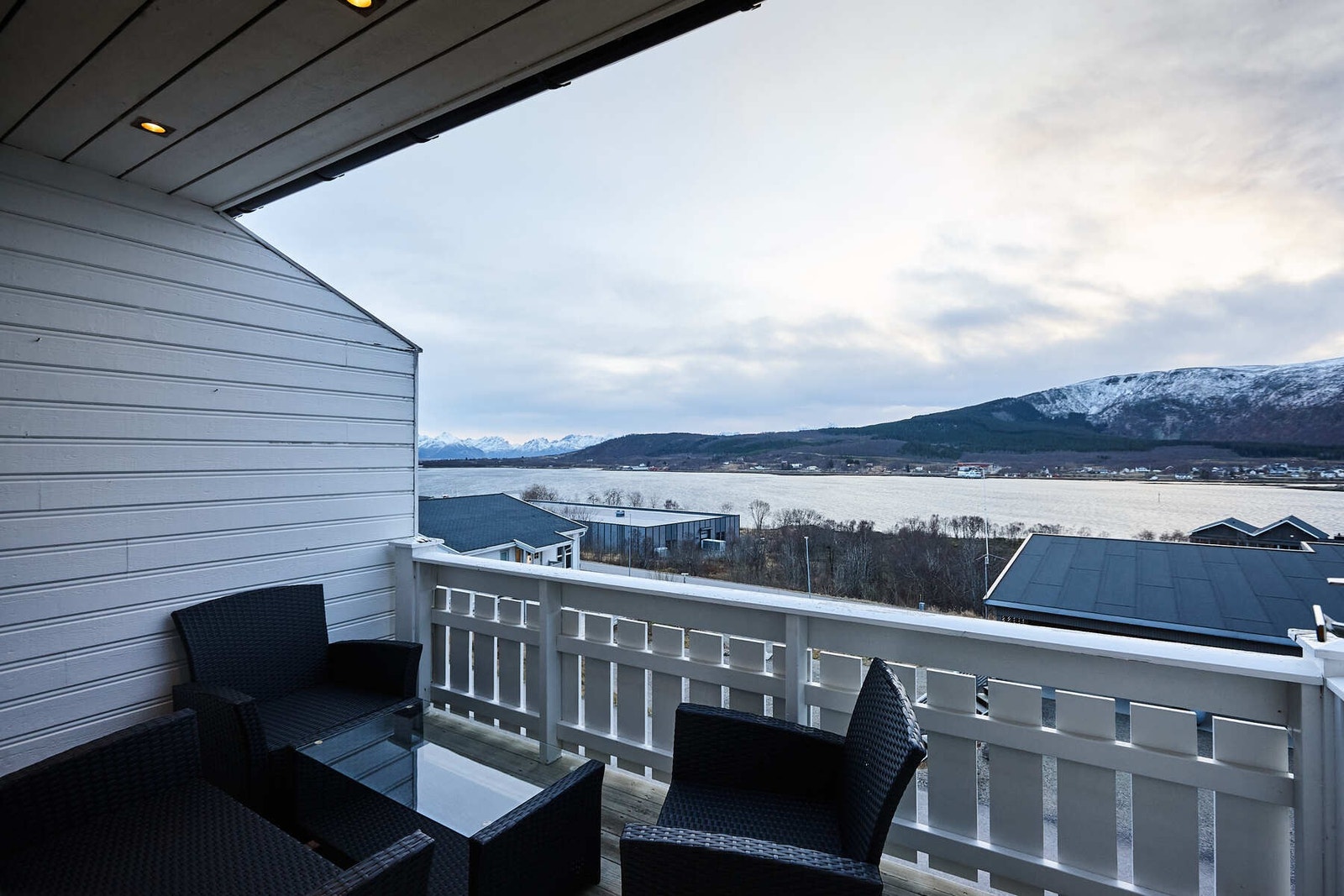 Utgang fra stue til solrik veranda. Galleribilde