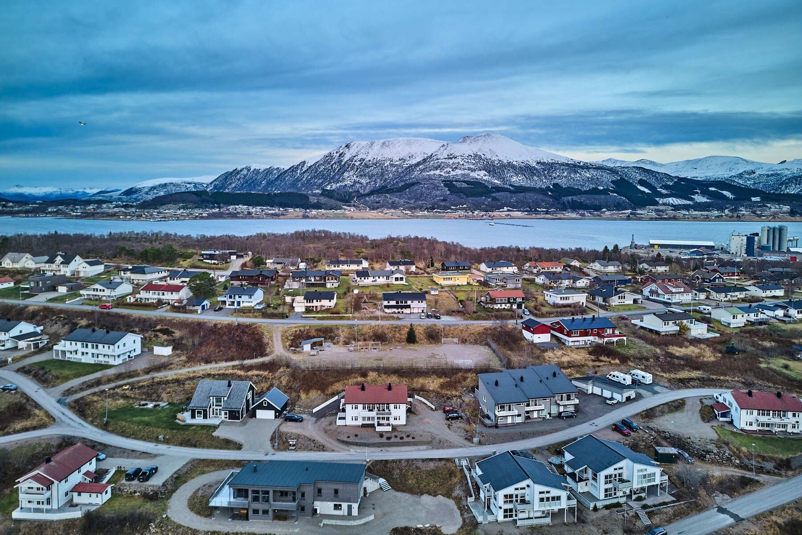 Kort avstand til sentrum har du enkel tilgang til butikker, skole og andre fasiliteter. Galleribilde