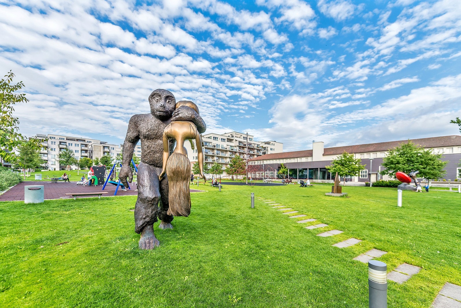 Det er få minutters gange til skulpturparken Peer Gynt. Parken er tilrettelagt med ballplass, lekeapparater m.m Galleribilde