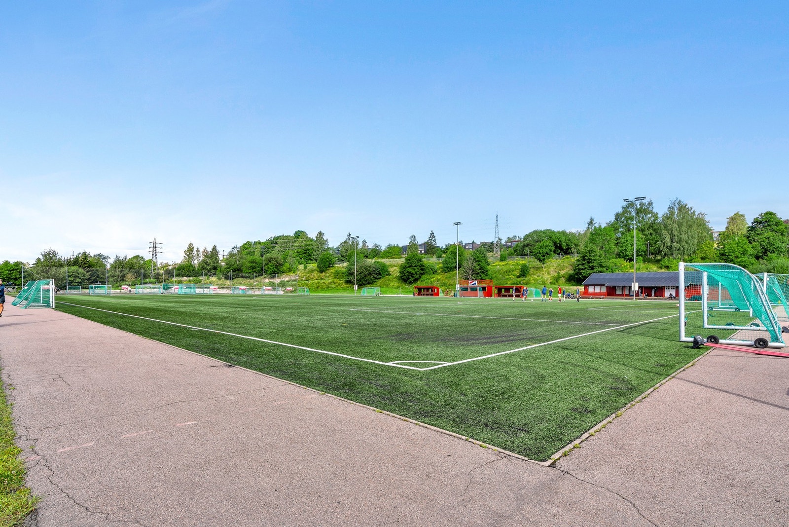 Kort vei til fotballbane på Refstad Galleribilde