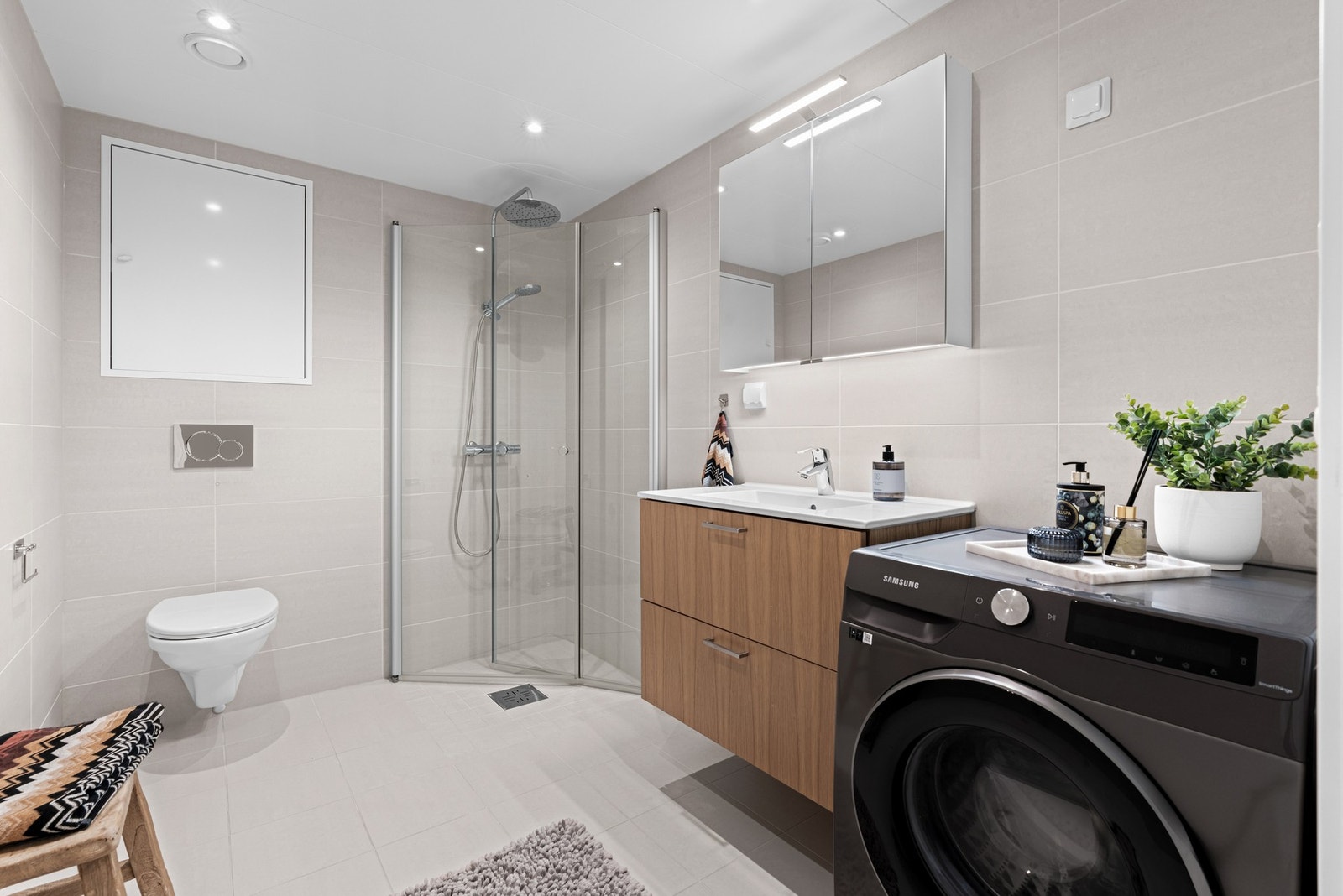 Leiligheten har 2 bad, noe som er meget praktisk i en større hushodning. Hovedbadet er meget romslig med downlights i tak og vannbåren gulvvarme Galleribilde