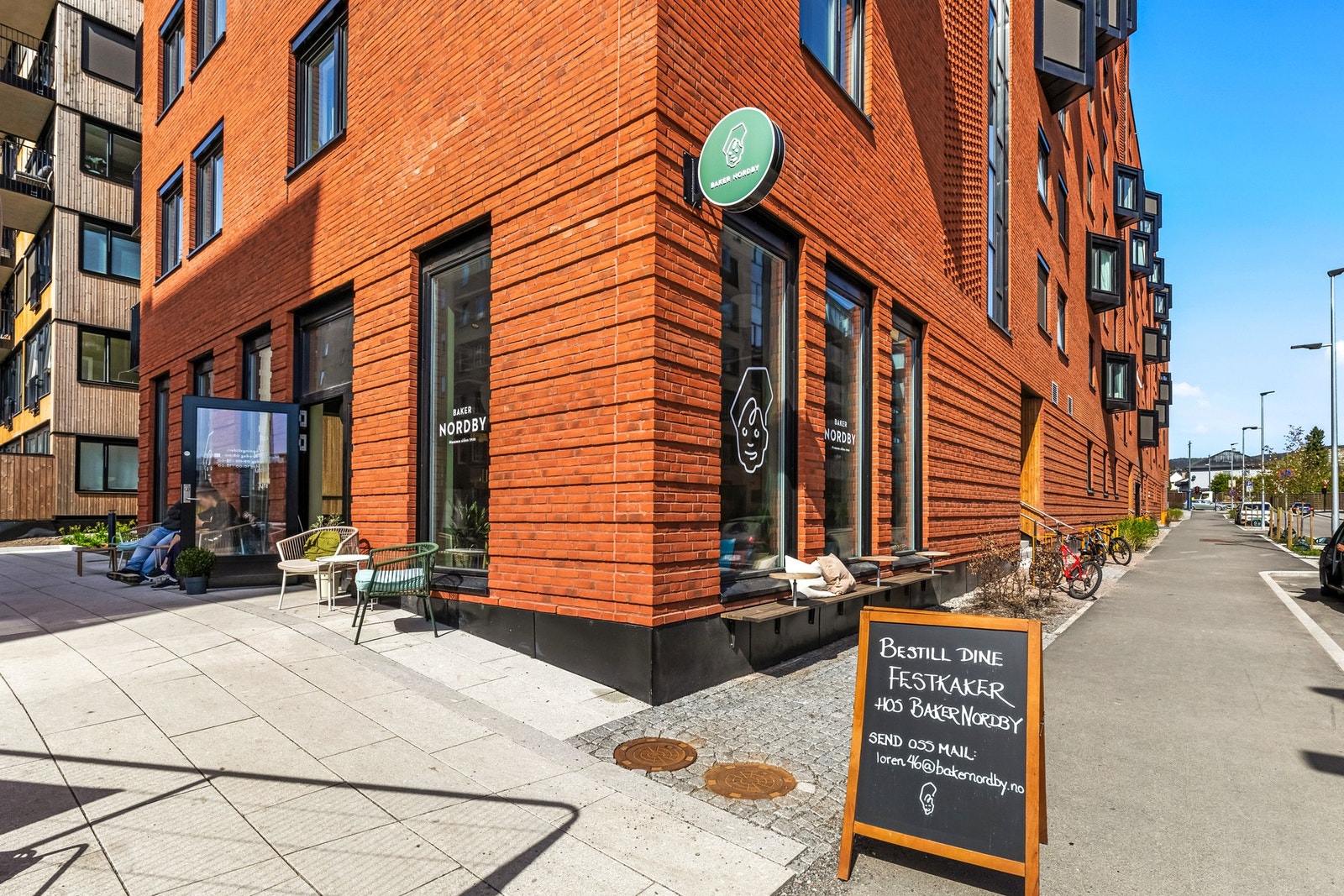 Rett ved leiligheten har Baker Norby åpnet Galleribilde