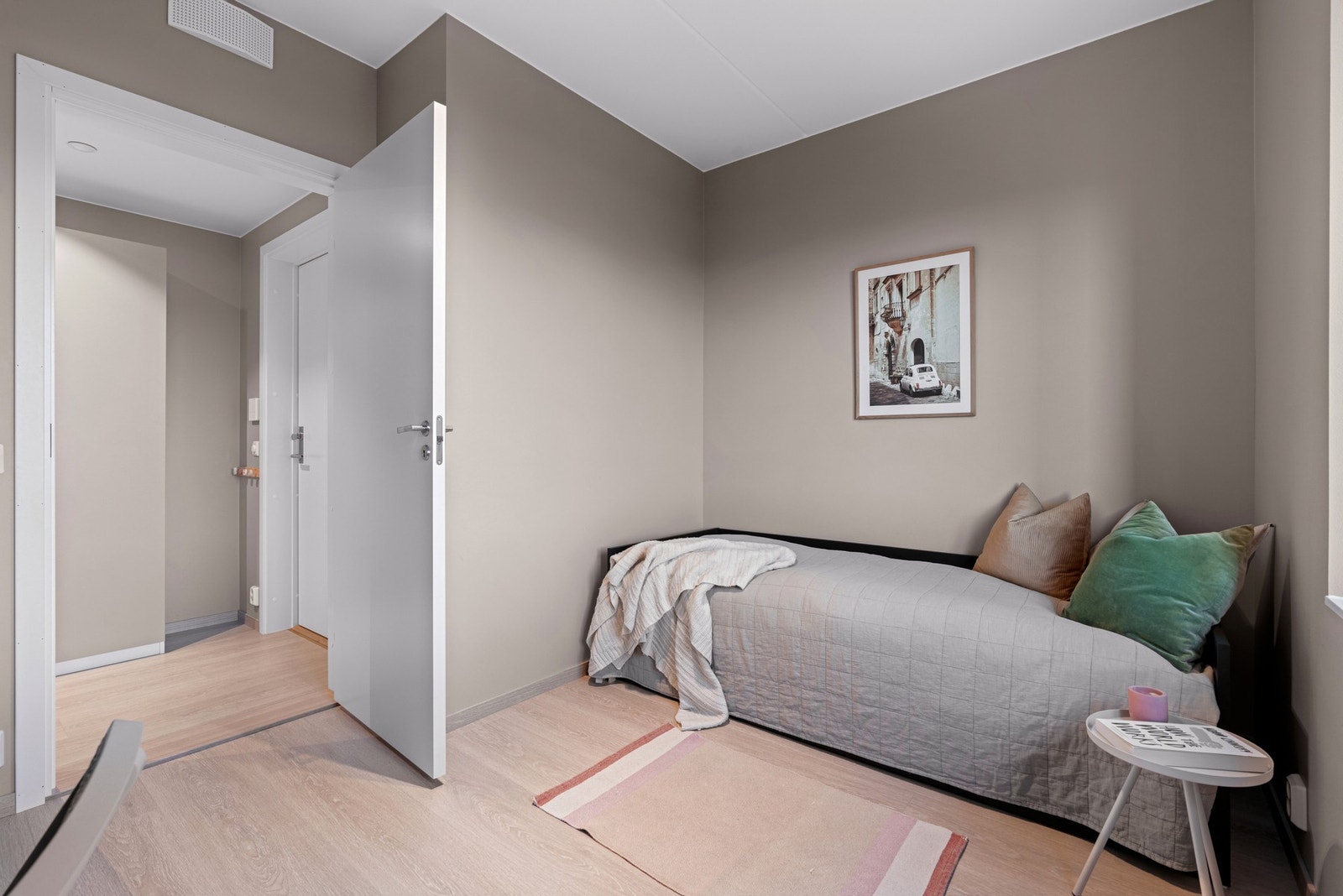 Soverom 2 med inngang fra entré passer perfekt som barnerom, gjesterom eller kontor Galleribilde