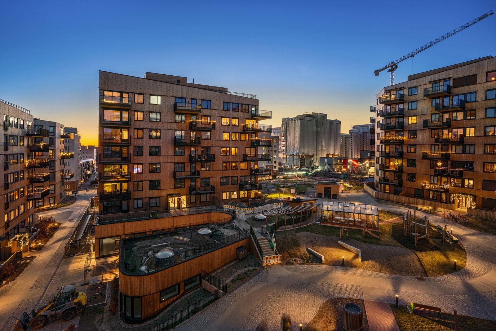 Balkongen har utsyn over flott gårdsrom og mot Lille Løren park Galleribilde