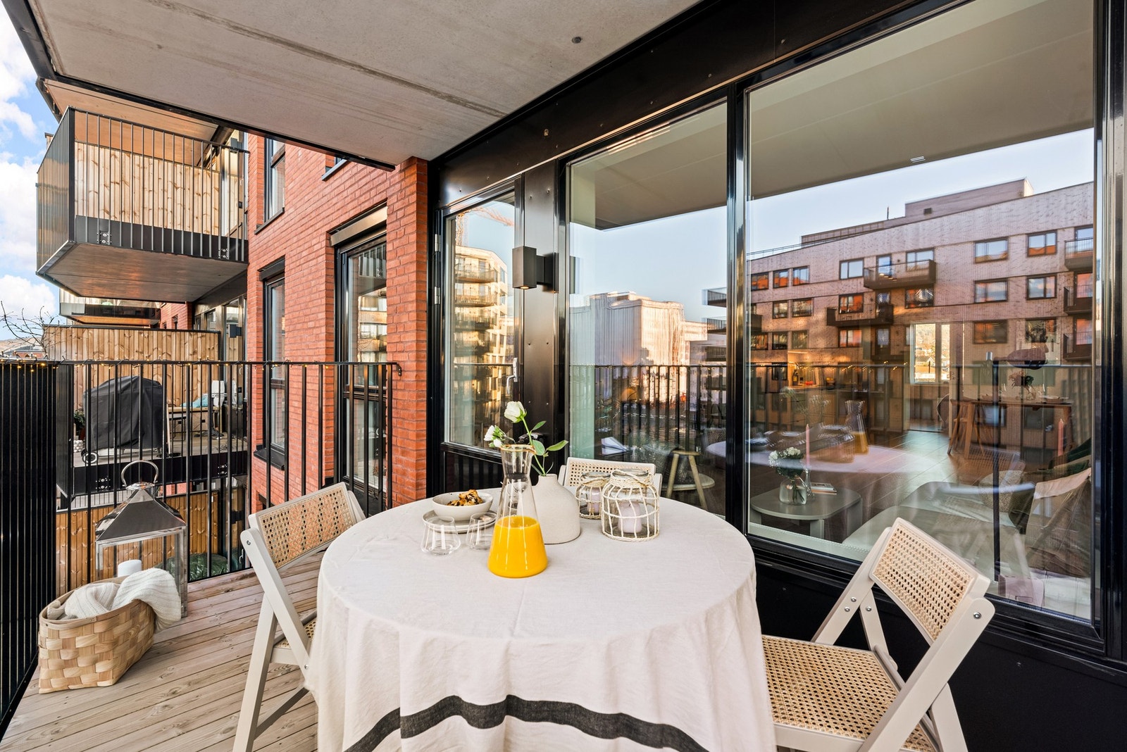 Balkongen har god plass for sittegruppe, grill m.m. Galleribilde