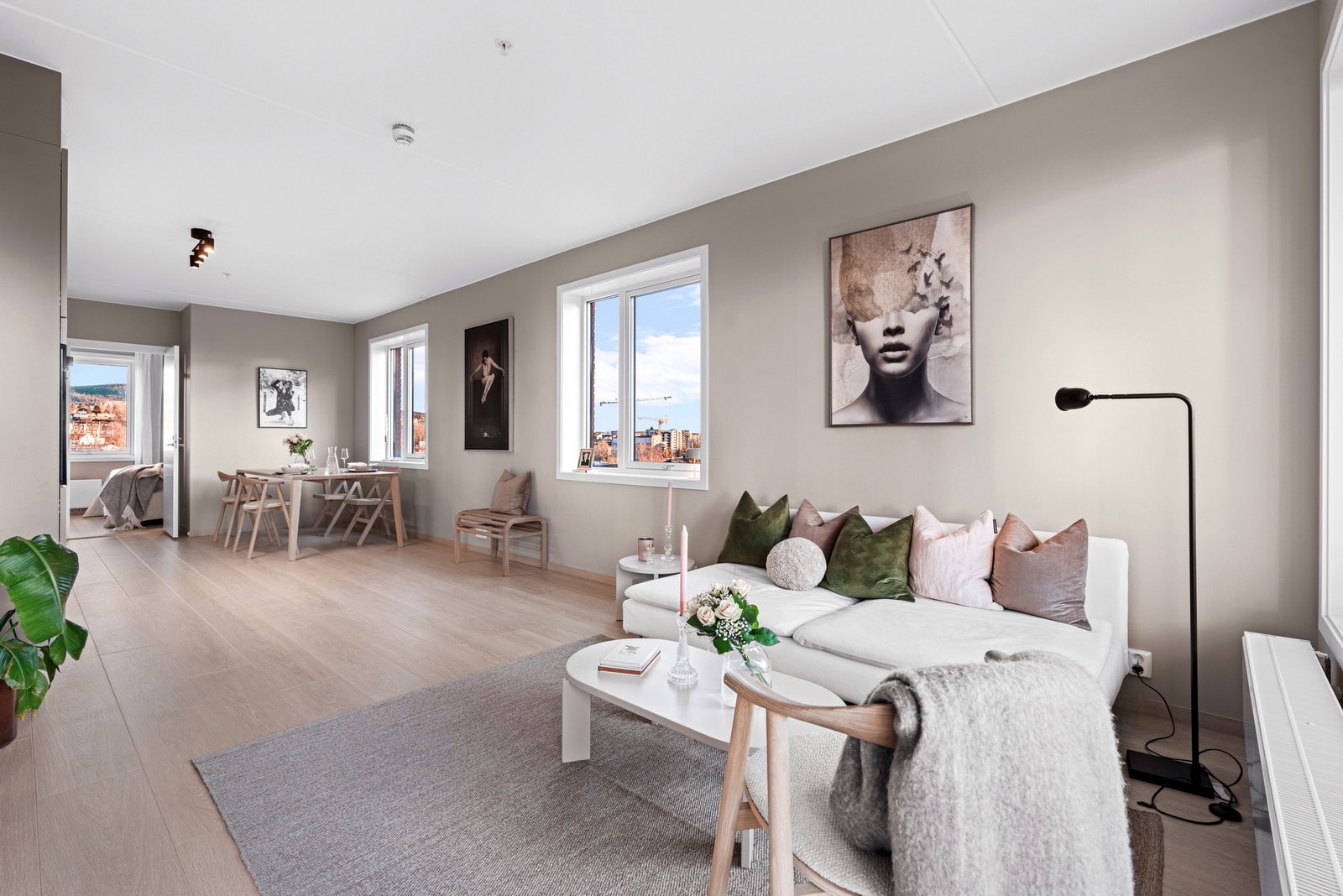 Leiligheten er en endeleilighet som gir 2 ekstra vinduer og godt med lys Galleribilde