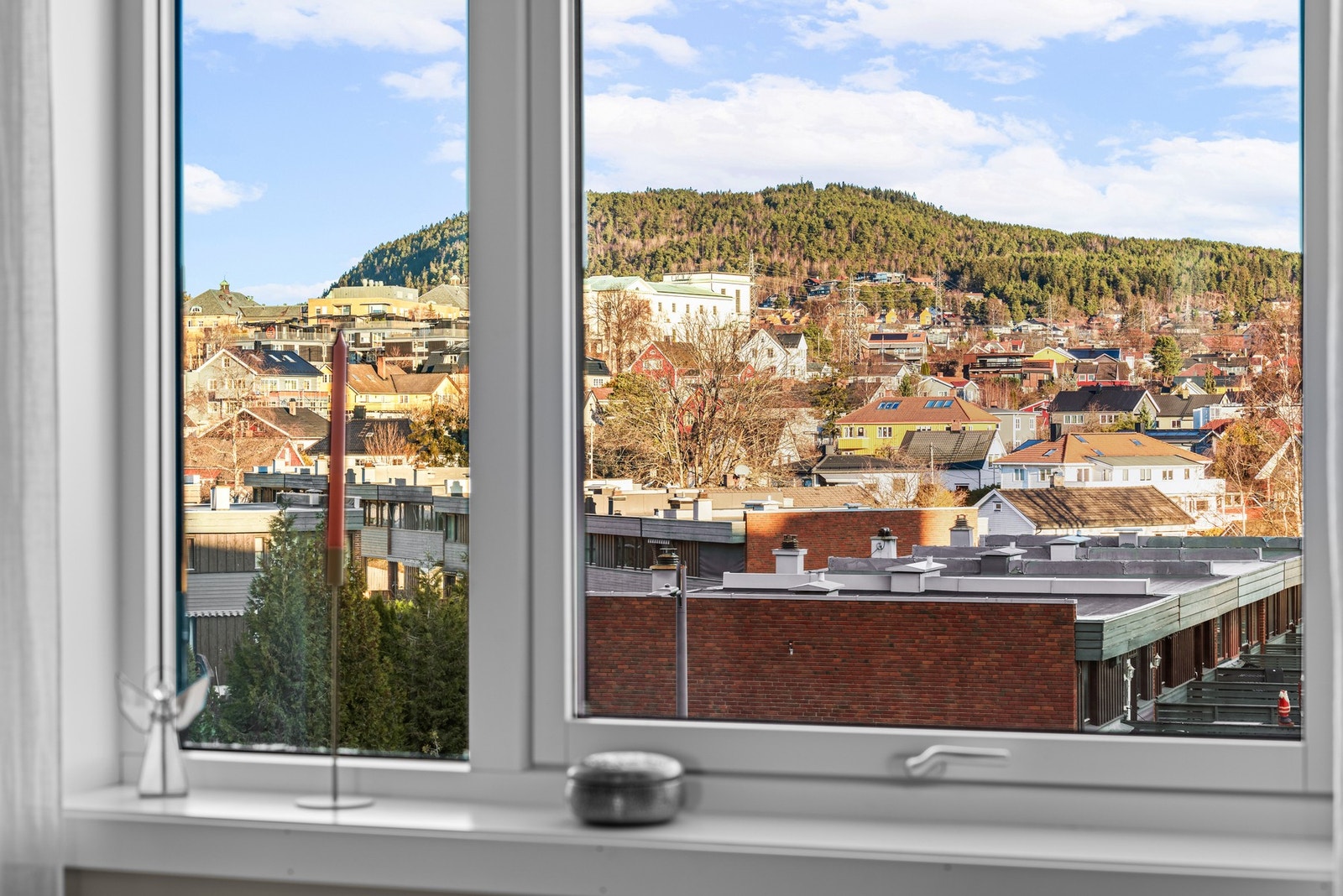 Fra soverommet kan man nyte hyggelig utsyn mot Refstad og opp mot marka Galleribilde