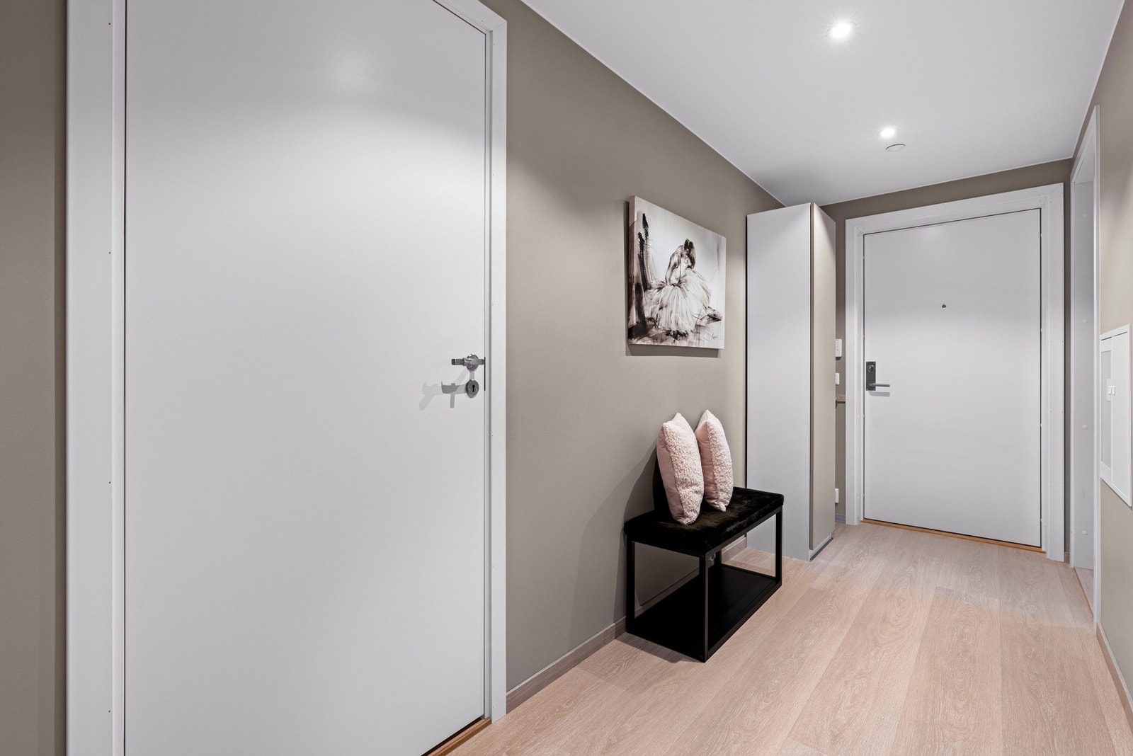 Ta heisen opp i 4.etasje og kom inn i denne innbydende entréen med downlights og medfølgende garderobeskap Galleribilde