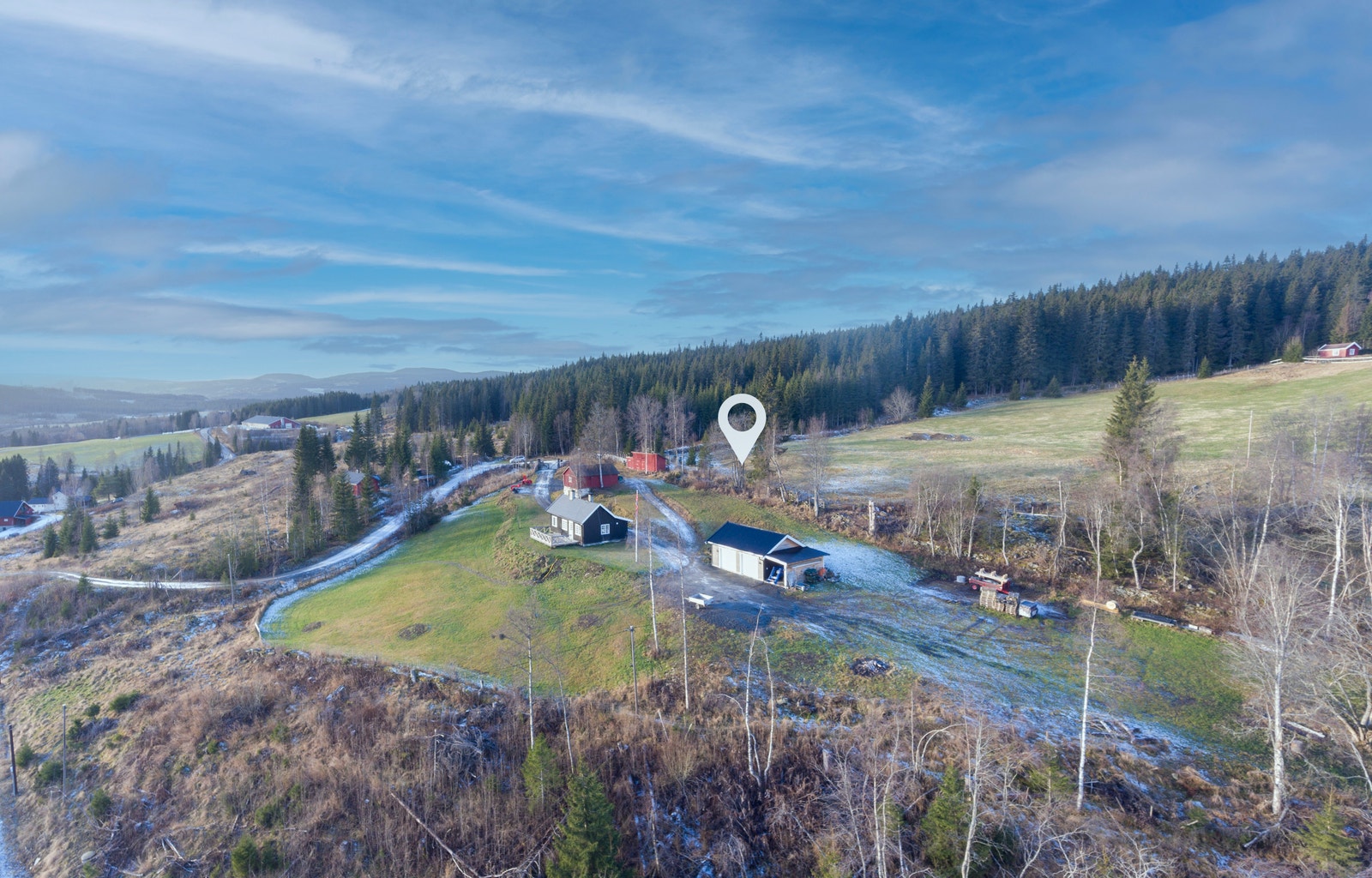 Tomta ligger i tilknytning til et eldre idyllisk småbruk og en fritidseiendom Galleribilde