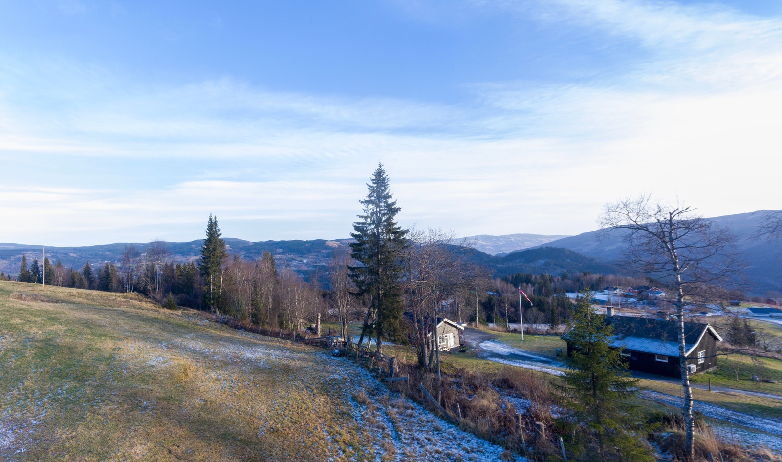 Utsikt mot nabohytta Galleribilde