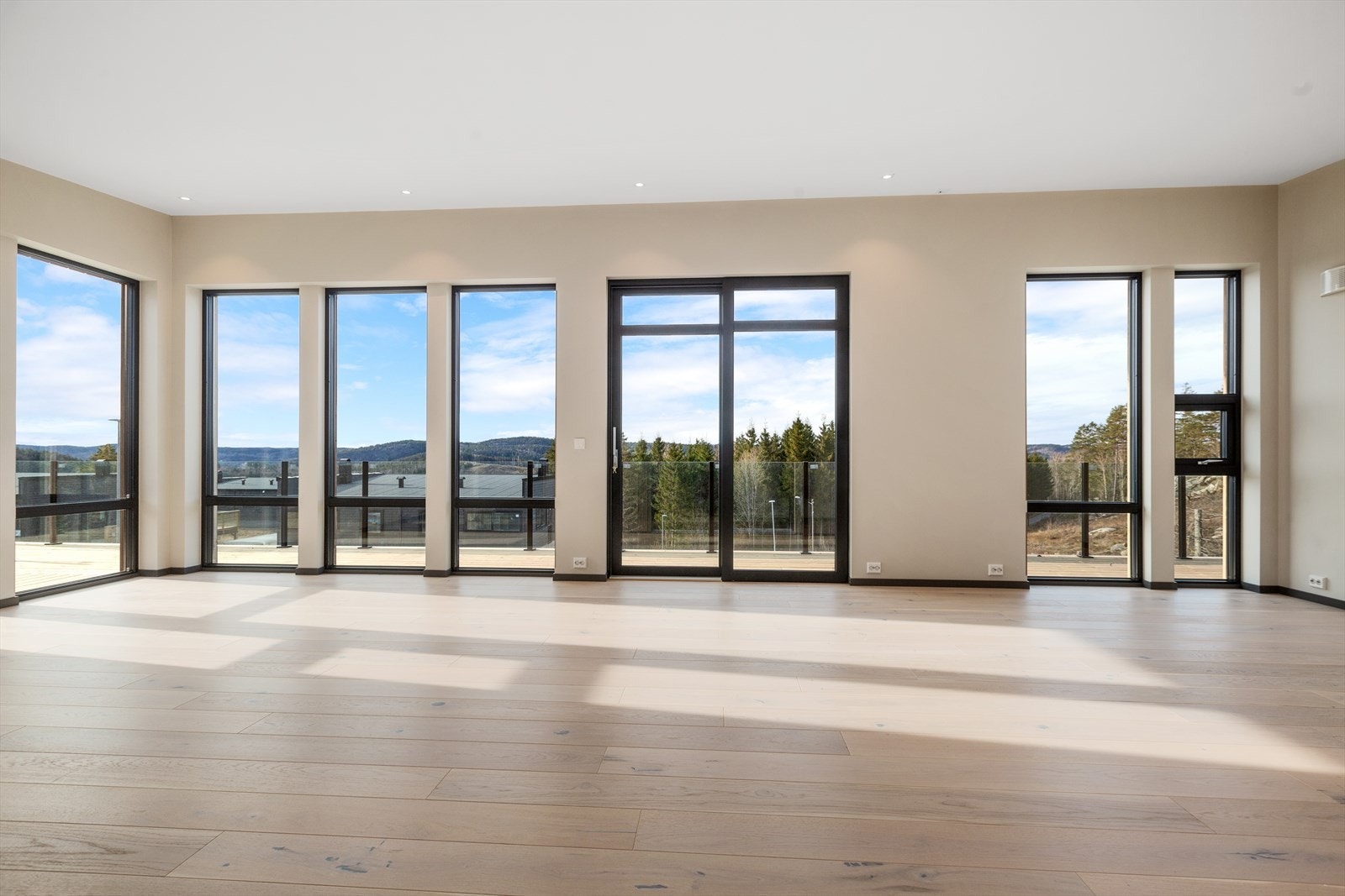 Etasjen har ekstra takhøyde i fremkant av stue og i fremkant av hovedsoverommet på ca. 3,0 meter Galleribilde