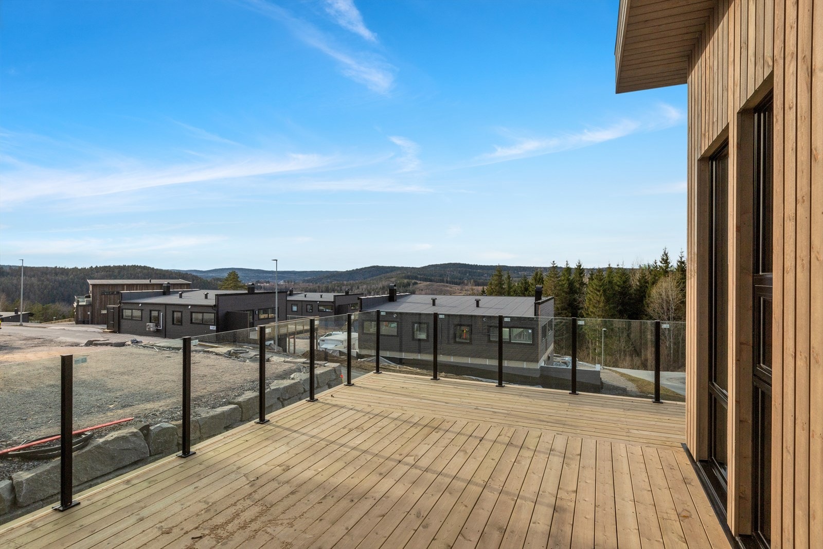 Boligen har en solrik, høy og fri beliggenhet nesten innerst på boligfeltet med fin, vestvendt utsikt mot horisonten Galleribilde