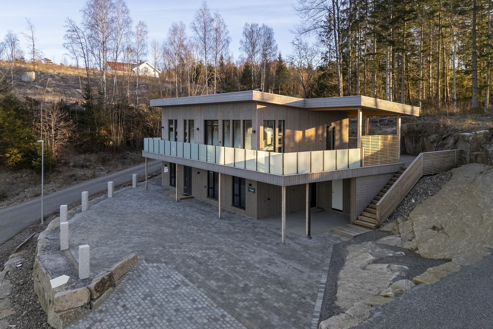 Tomten har en solrik beliggenhet nesten innerst på boligfeltet med fin, vestvendt utsikt mot horisonten.
Utearealet er pent opparbeidet med steinsatt innkjøring og gårdsplass og med flotte støttemurer i store
granittblokker fra området Galleribilde