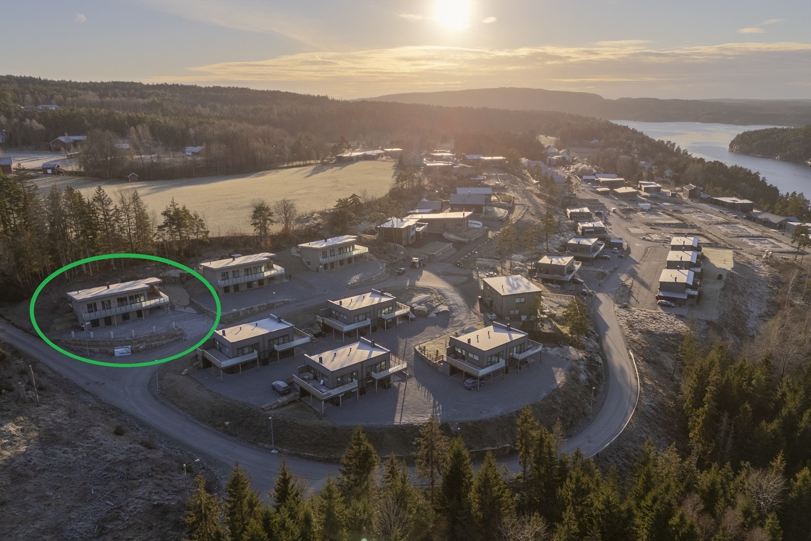 Flott beliggende på Fagerholt, nesten innerst på ett nytt boligfelt, beliggende ca. 9 km fra Halden sentrum. Feltet ligger i ett stille og rolig område, grenser til naturen med fjellpartier og skog, og har flott utsikt ned til Iddefjorden Galleribilde