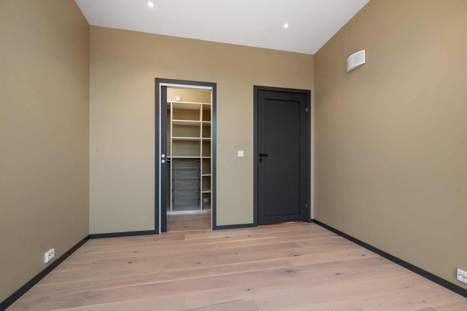 Hovedsoverommet har enstavs eikeparkett på gulv og malt gips på vegger. LED downlights i tak. Inngang egen walk in garderobe med eikeparkett på gulv og malt gips på vegger Galleribilde