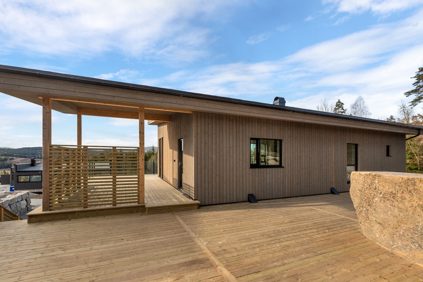 Utgang til stor balkong på ca. 62 kvm. med glassrekkverk, som er delvis overbygget med LED downlights i overbygget. Videre kommer stor, skjermet terrasseplatting på ca. 80 kvm. bak huset Galleribilde