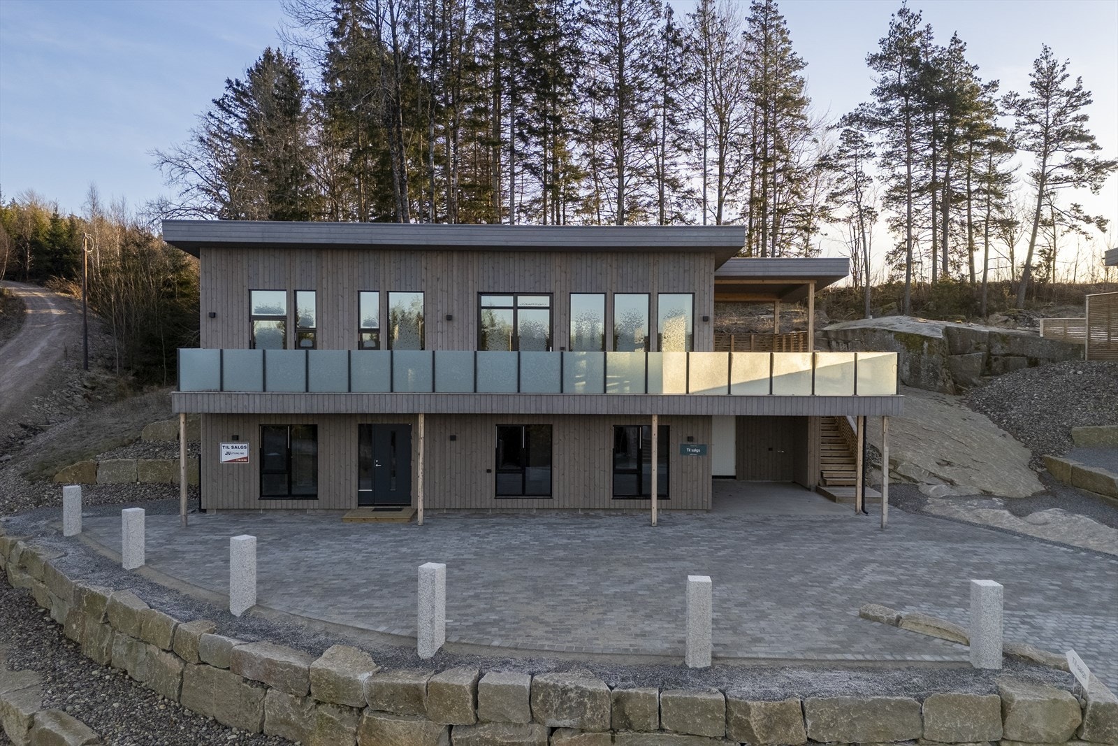 Til boligen hører carport på 26 kvm. med tilhørende isolert bod på 8,1 kvm. Fra carporten har du direkte inngang til huset via boligens praktiske sidedør. Carporten har klargjorte trekkerør for el bil lader og det er utekran med både varmt og kaldt vann Galleribilde