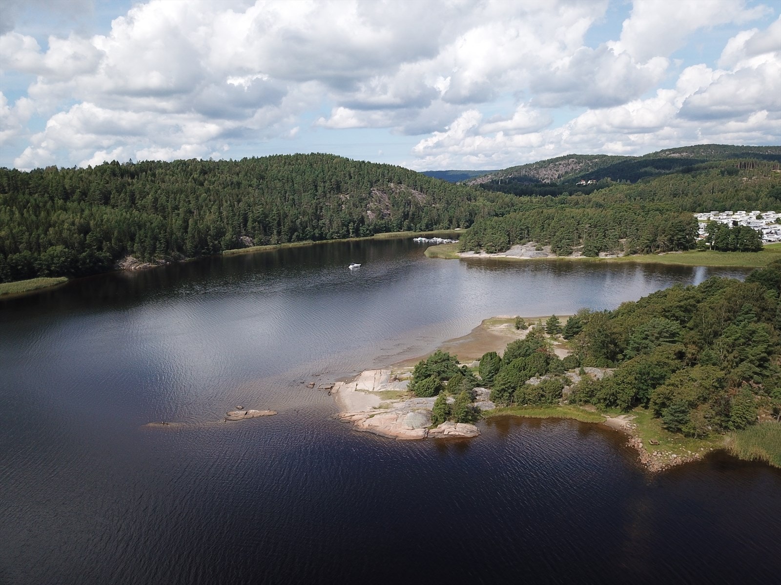 Like på nedsiden av boligfeltet finner du fine badeplasser Galleribilde