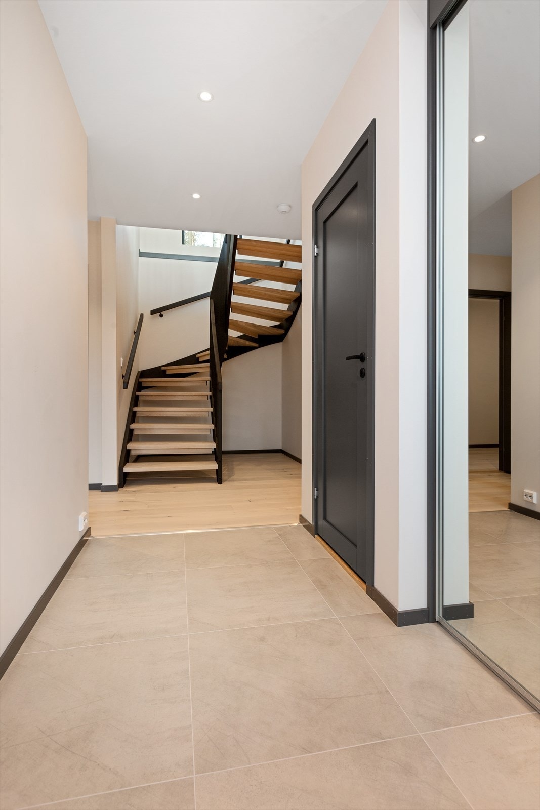 Velkommen inn! Entre med fliser på gulv og malt gips på vegger. Skyvedørsgarderobe med speildører. LED Downlights i tak. Galleribilde