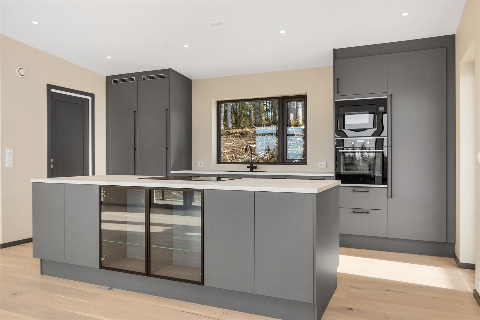 Kjøkkenet består av stilren kjøkkeninnredning fra Staal & Sønn AS med kjøkkenøy og integrerte hvitevarer fra Electrolux (komfyr, microovn, oppvaskmaskin, separat kjøleskap og separat fryseskap, samt induksjonsplatetopp med integrert ventilator) Galleribilde