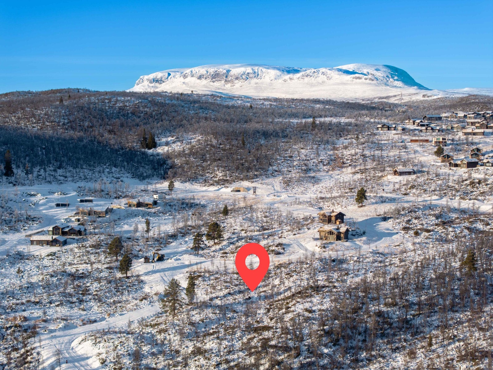 Tomtene ligger flott til i solhelling på Kikut sør. Fjellene i bakgrunnen er Hallingskarvet Galleribilde