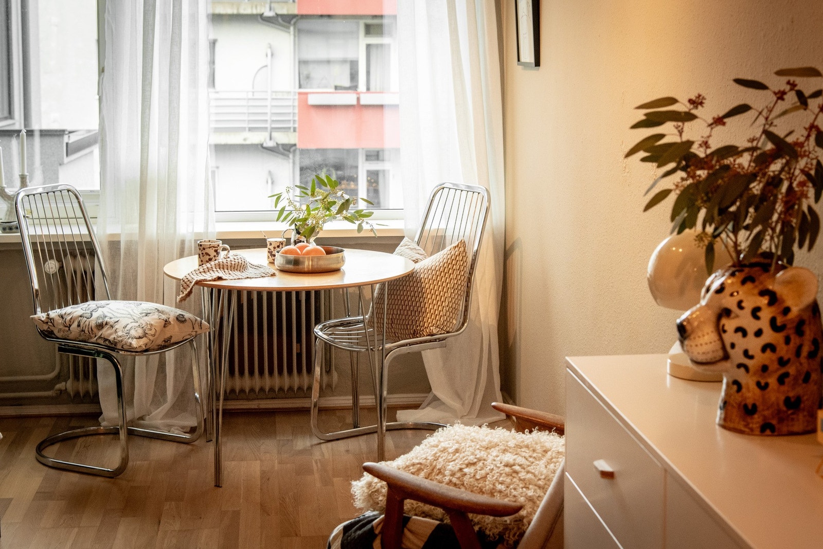 Boligen vender ut mot en skjermet bakgård, som sørger for ro og stillhet til boligen. Galleribilde