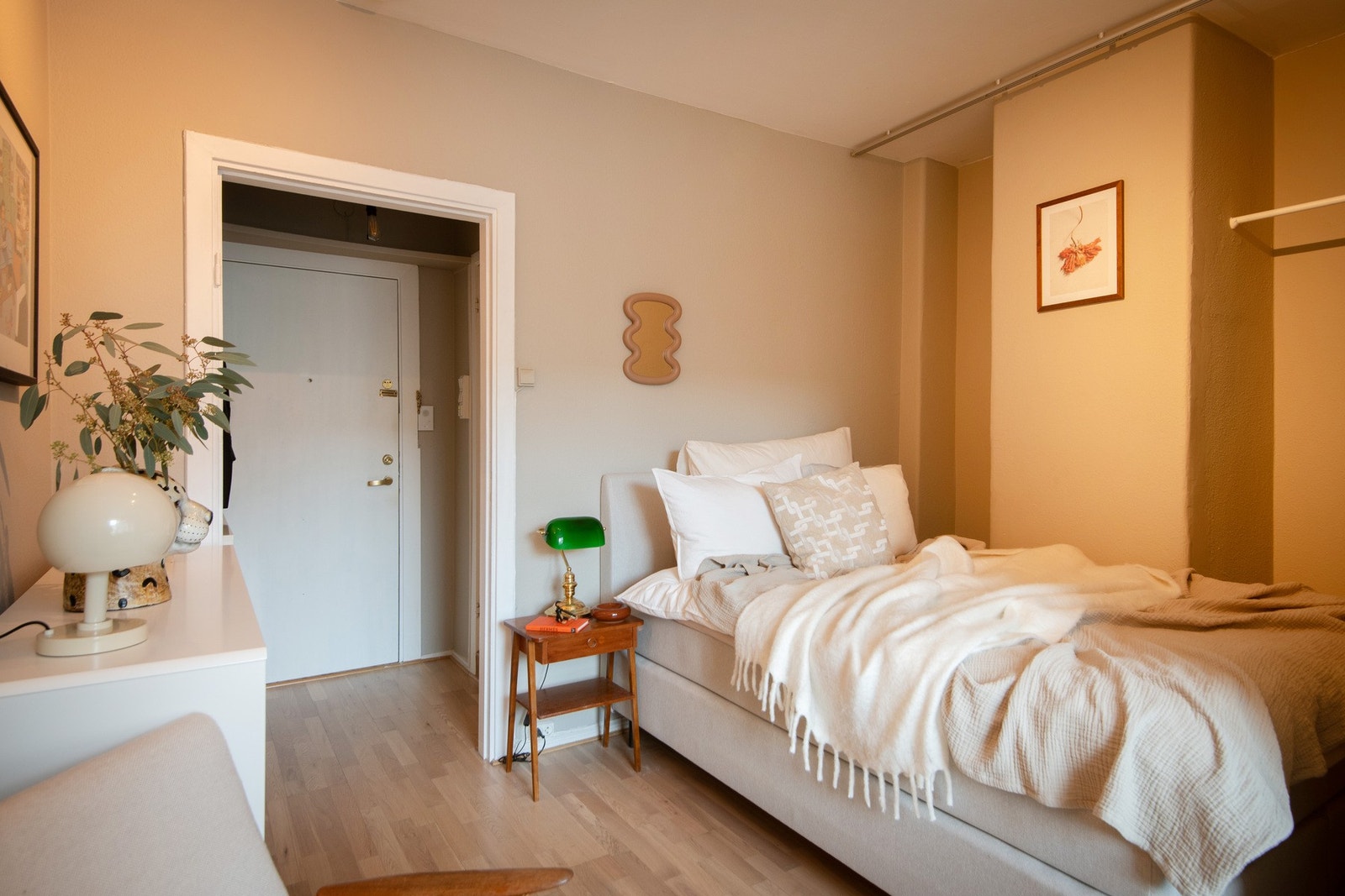 Rommet er fleksibelt innredet, med god plass til både en spisegruppe og en praktisk nisje som er ideell for plassering av en seng eller sovesofa. Galleribilde