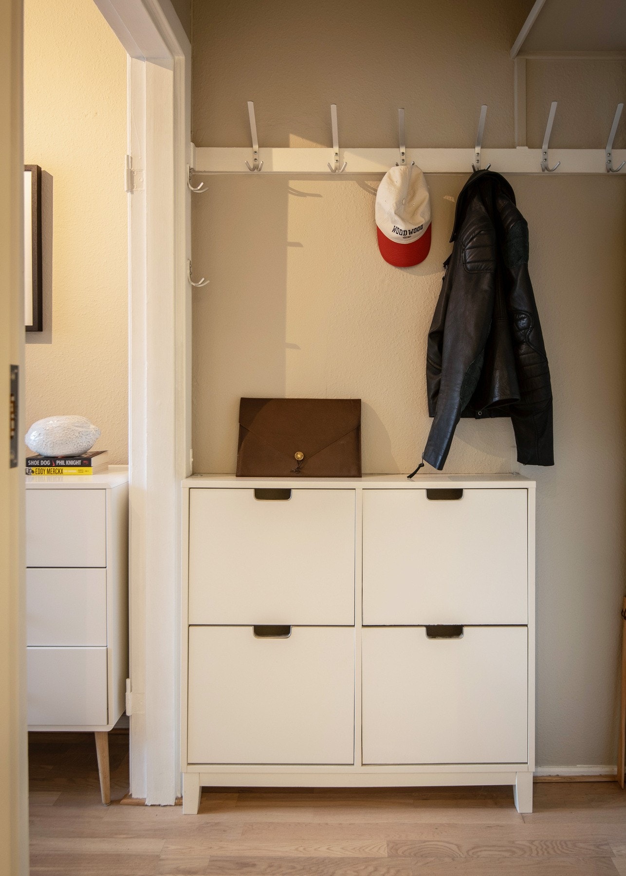 Entréen tilbyr godt med plass til å henge fra seg yttertøy og oppbevaring av sko. Galleribilde