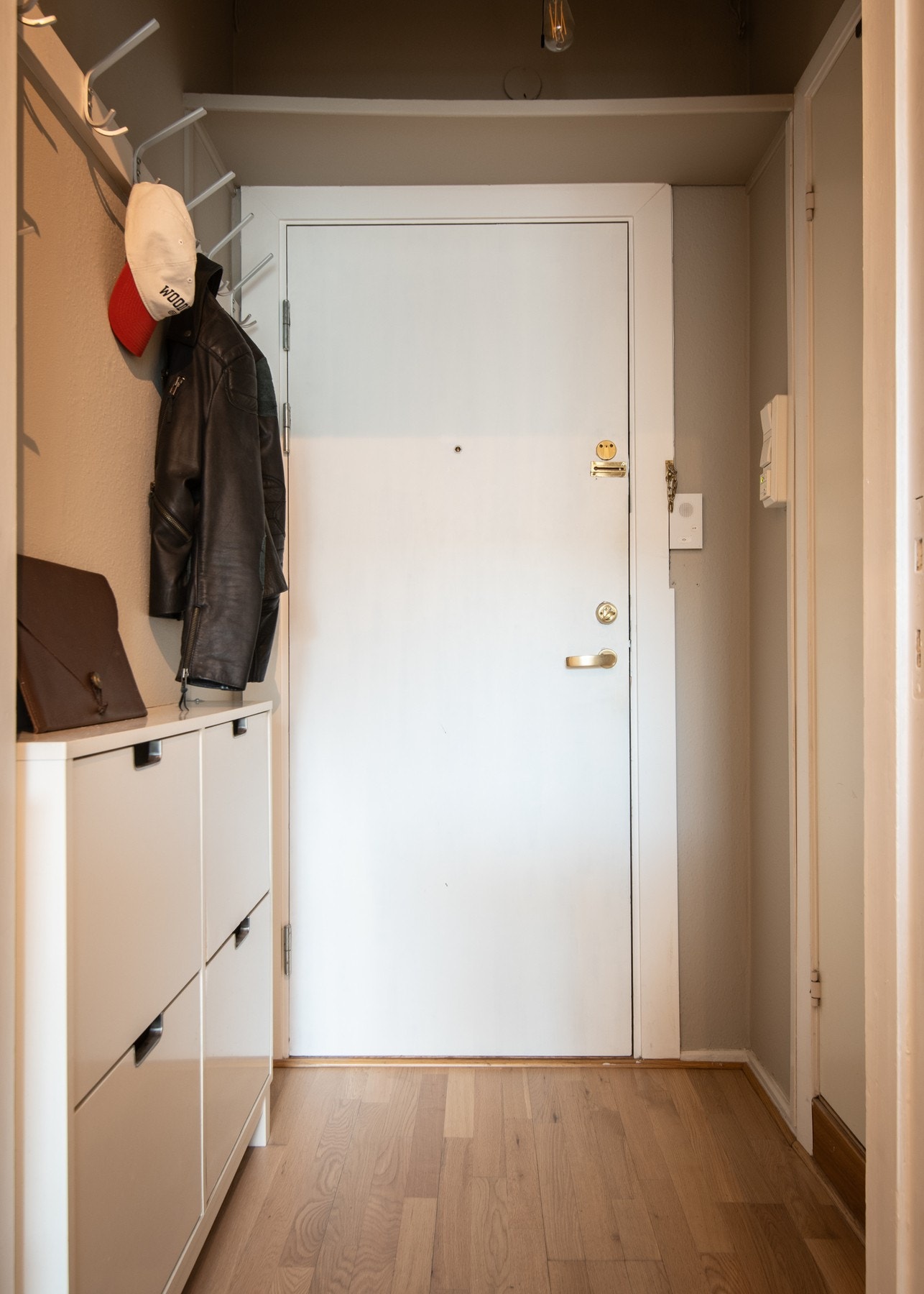 Over inngangsdøren er en hylle montert, som gir ekstra oppbevaringsplass til sesongvarer eller andre ting man ønsker lett tilgjengelig. I tillegg disponerer boligen en kjellerbod på ca. 4m². Galleribilde