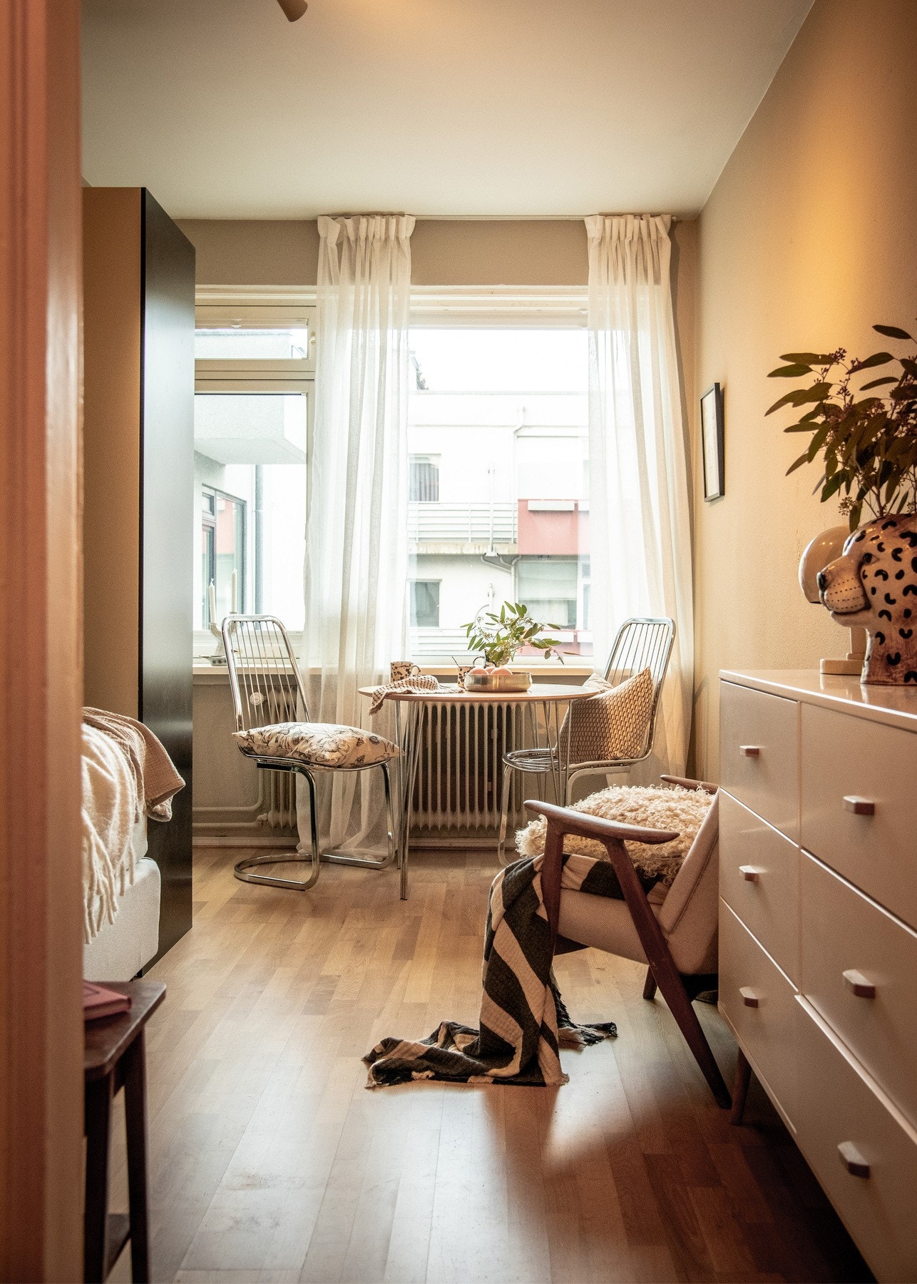 Det store vinduet slipper inn rikelig med lys og gir leiligheten en luftig atmosfære. Galleribilde