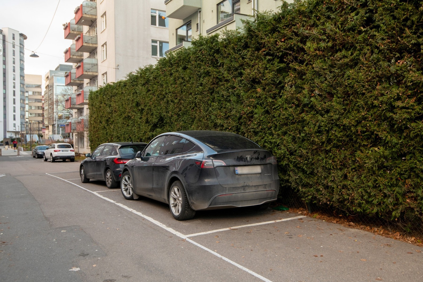 Borettslaget disponerer tre parkeringsplasser som leies ut etter ansiennitet. Galleribilde