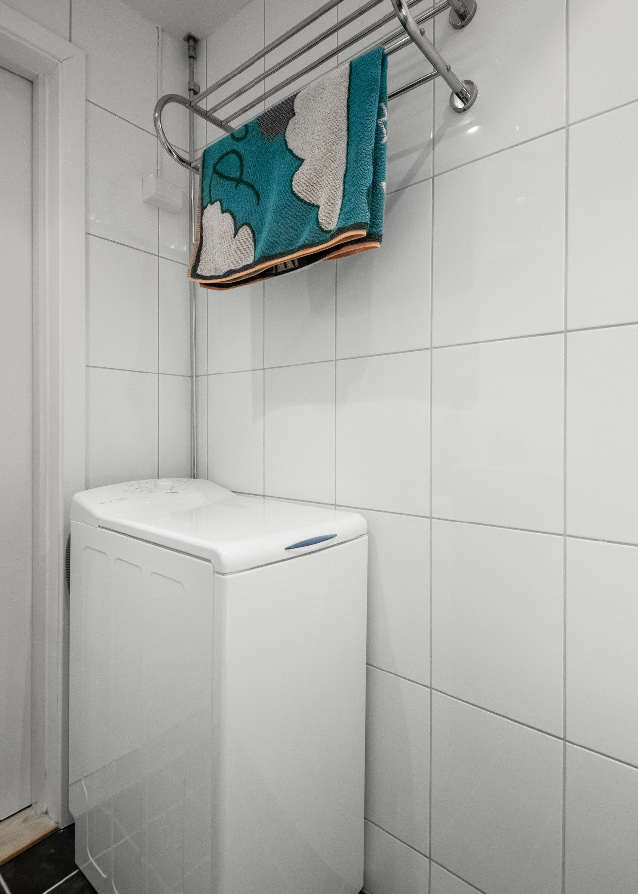 Badet har opplegg for vaskemaskin, og for de som ønsker alternative vaskemuligheter tilbyr bygården et fellesvaskeri. Galleribilde
