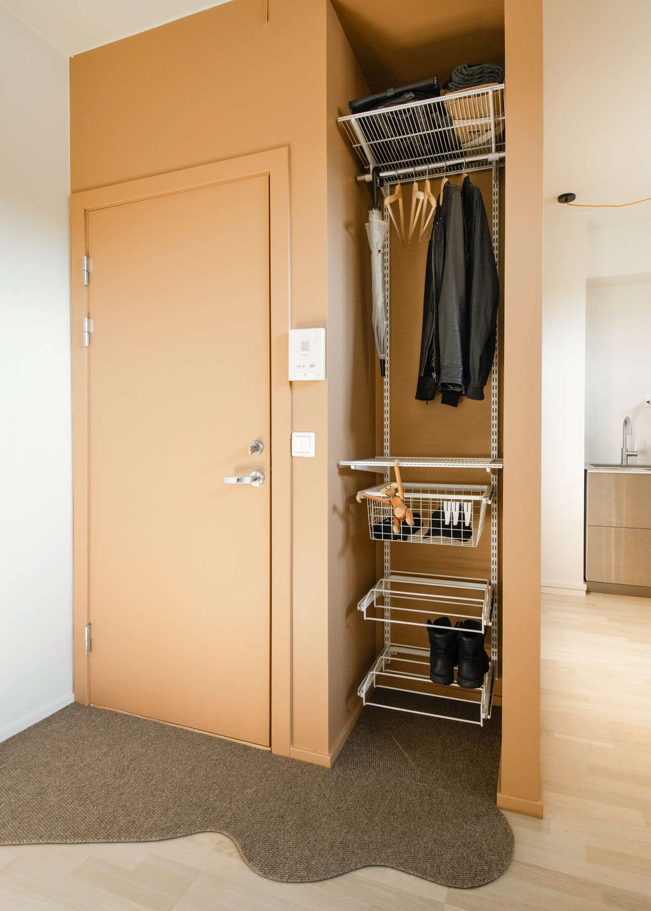 Gjennom egen inngangsdør møtes du av en lys og innbydende entré, hvor design og funksjon forenes på en perfekt måte. Galleribilde