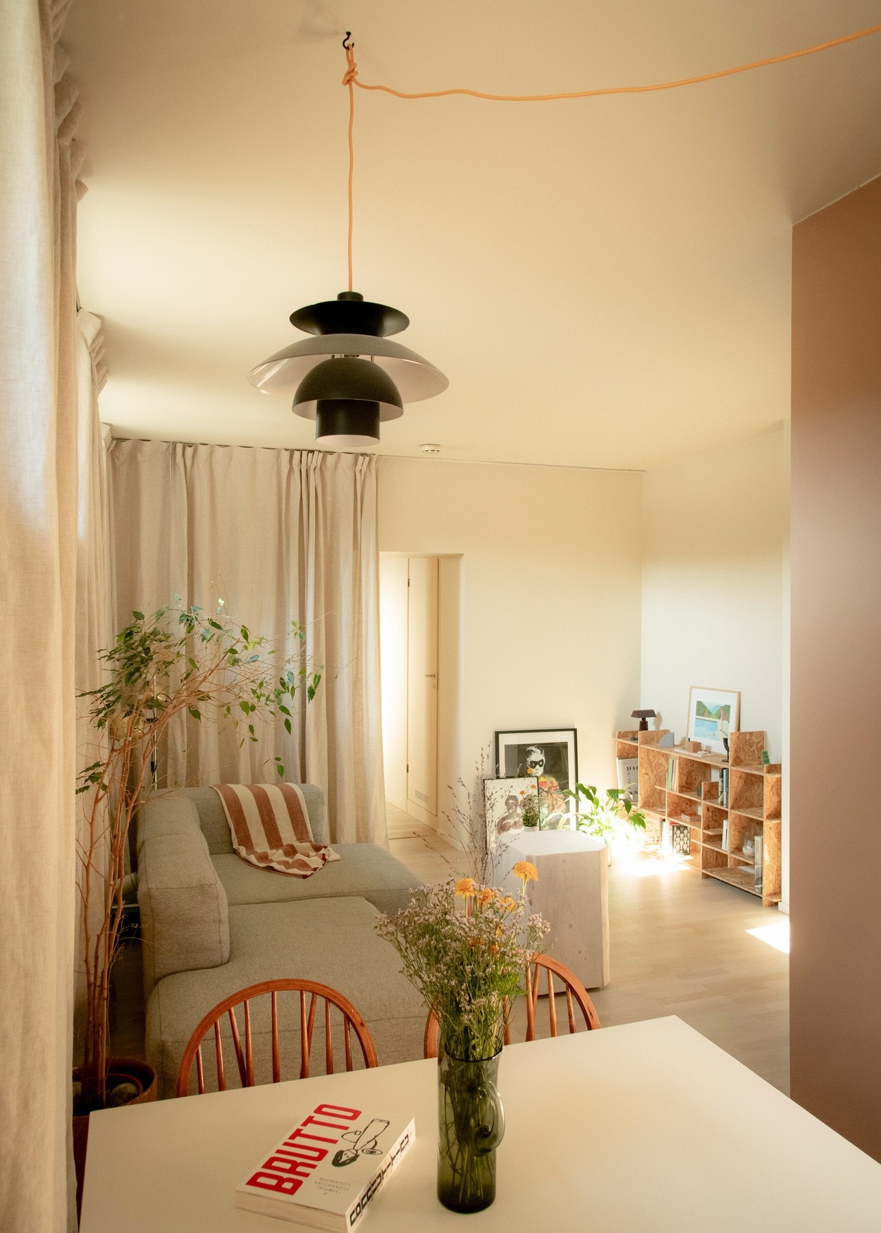 Med en åpen løsning mellom kjøkkenet og stuen oppleves boligen som sosial og funksjonell, perfekt for både hverdag og selskap. Galleribilde