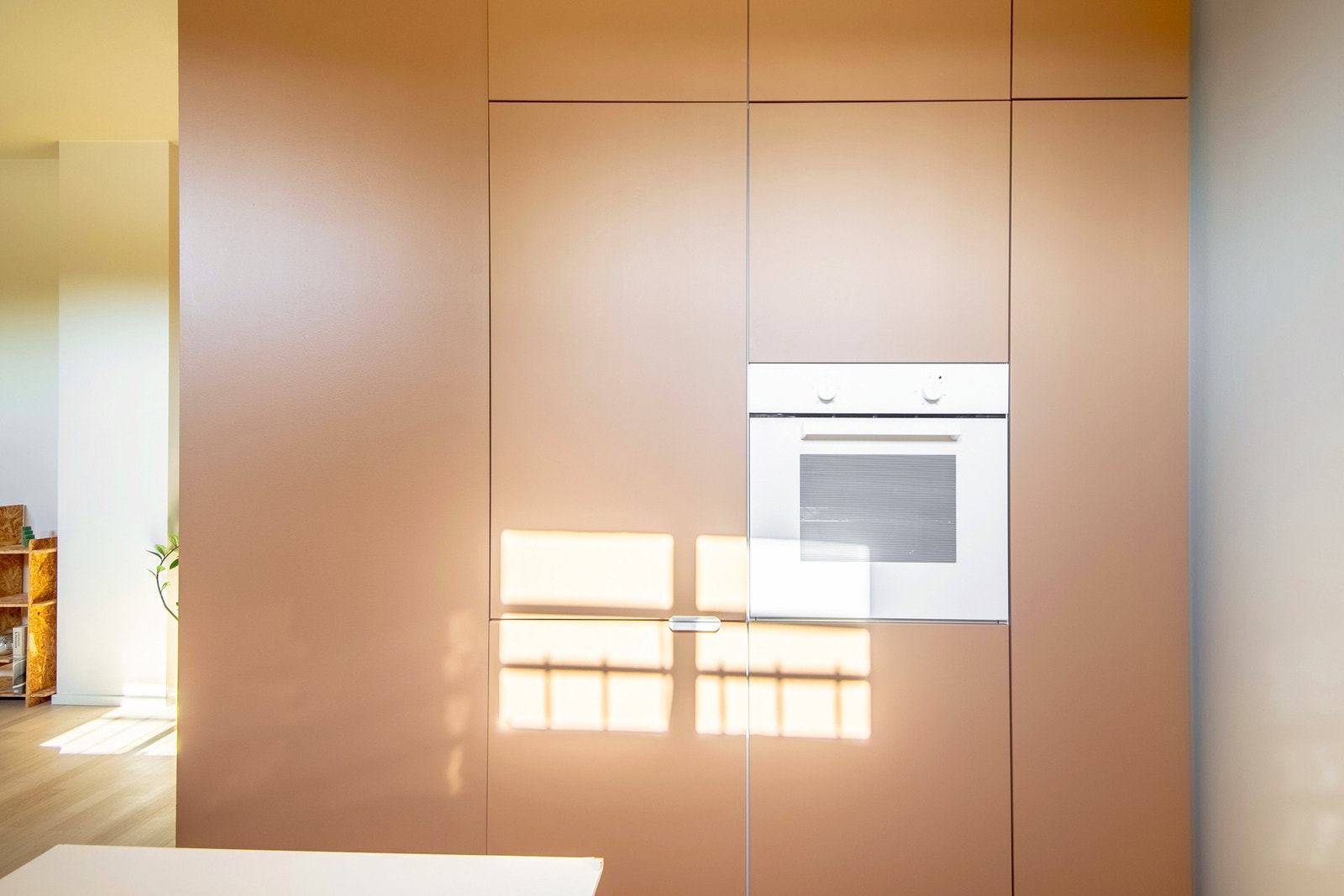 Hvitevarene er integrerte og inkluderer et kombiskap med kjøl- og frysedel, oppvaskmaskin,
samt ovn og platetopp. Galleribilde