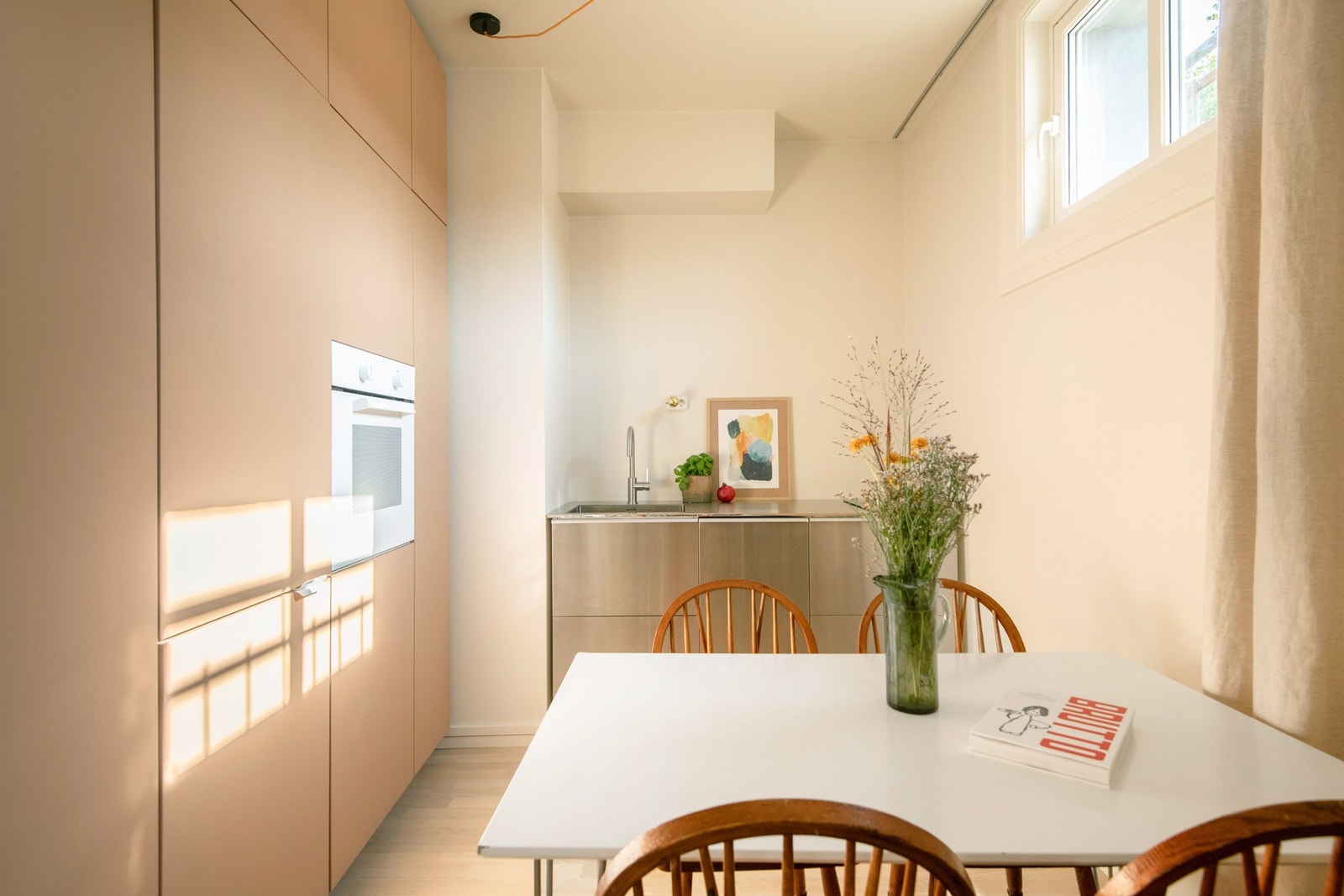 Et moderne og stilfullt kjøkken fra 2024, perfekt til både matlaging og sosialt samvær. Galleribilde