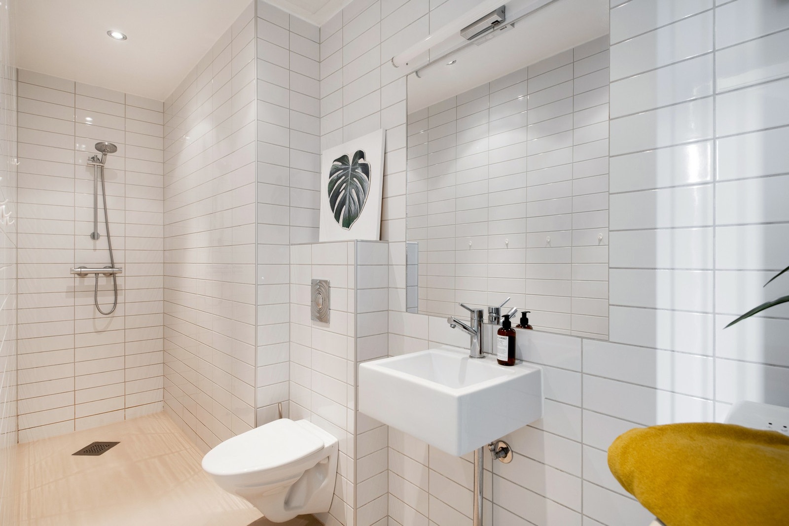 Badet, opprinnelig fra 2007, ble modernisert i 2024 med stilren mikrosement på gulvet, noe som gir rommet et tidløst og elegant preg. Galleribilde