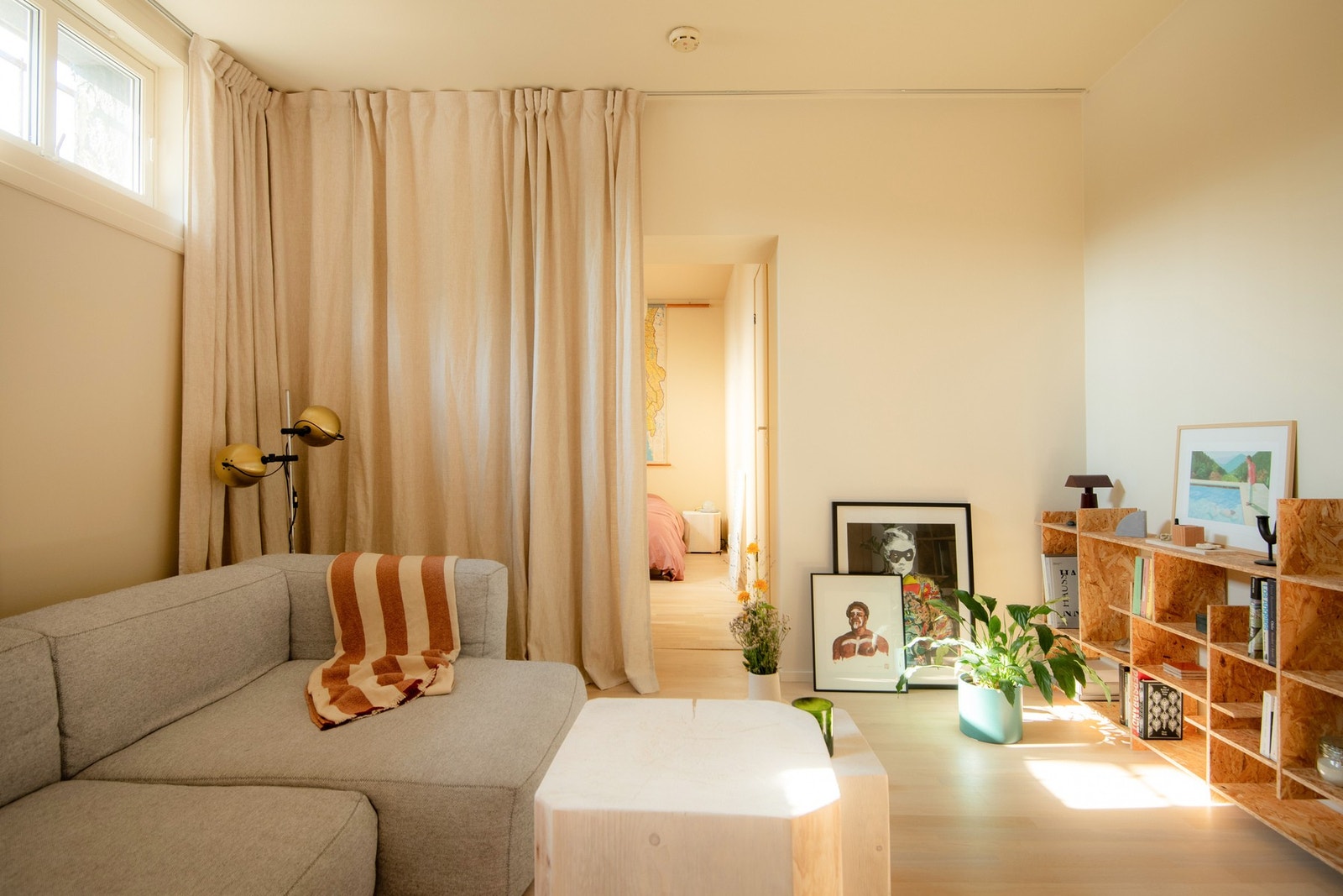 Boligen har godt lysinnslipp fra sørøst. En gardinskinne montert langs hele fasadeveggen gir mulighet for å skape en lun og koselig atmosfære på kveldstid. Galleribilde